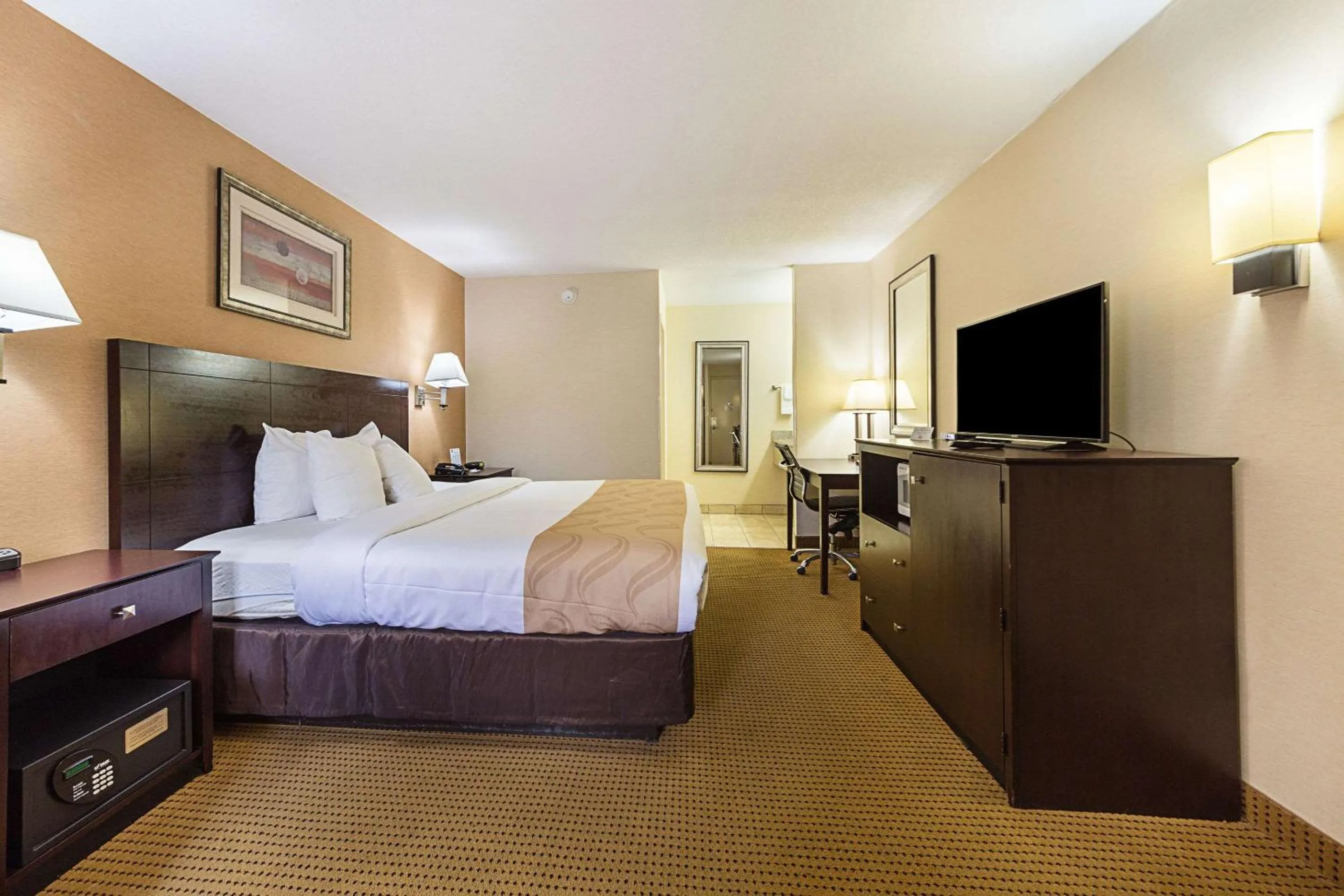 Photo of the whole room, Bed in McIntosh Inn