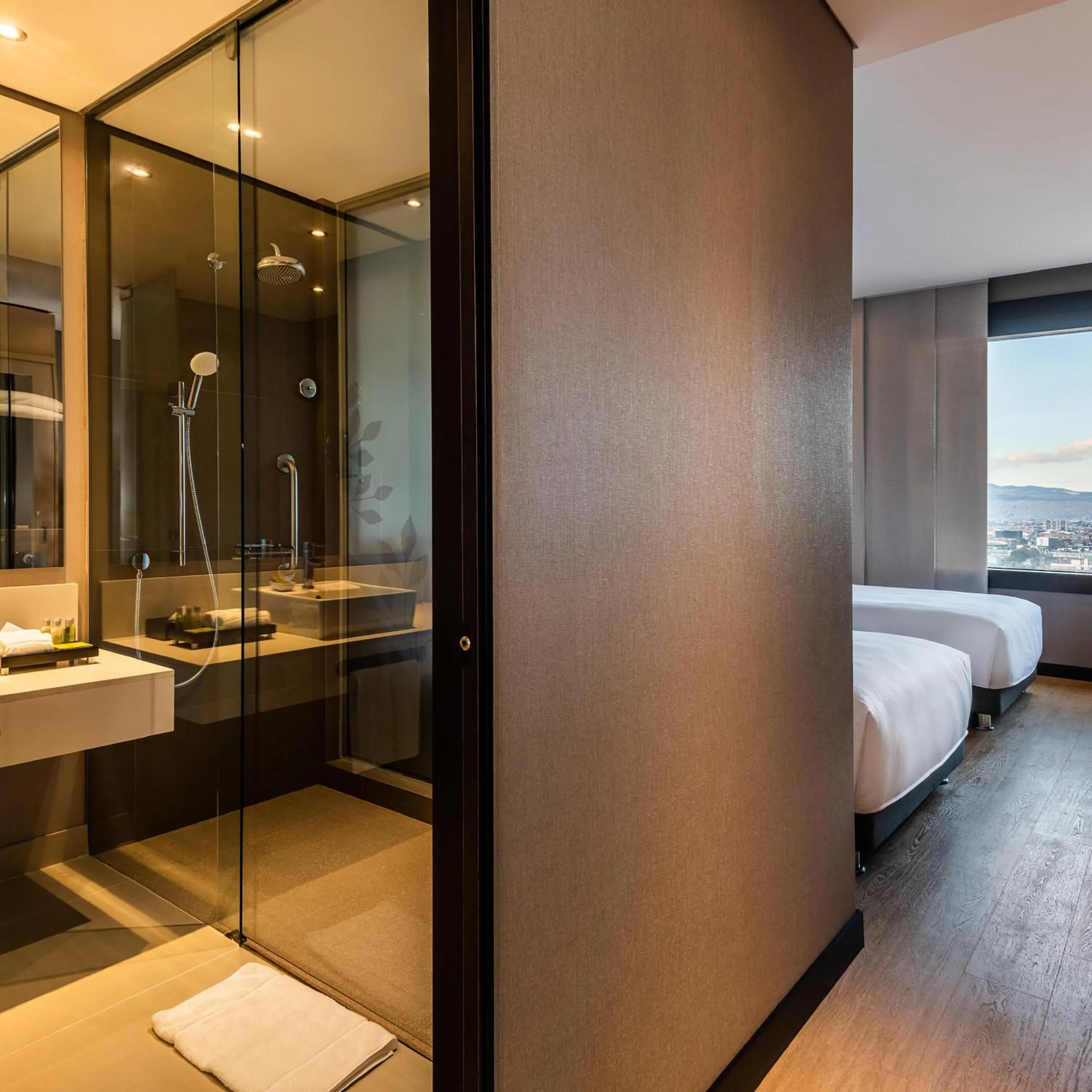 Bathroom, Bed in Hilton DoubleTree Bogotá Salitre AR