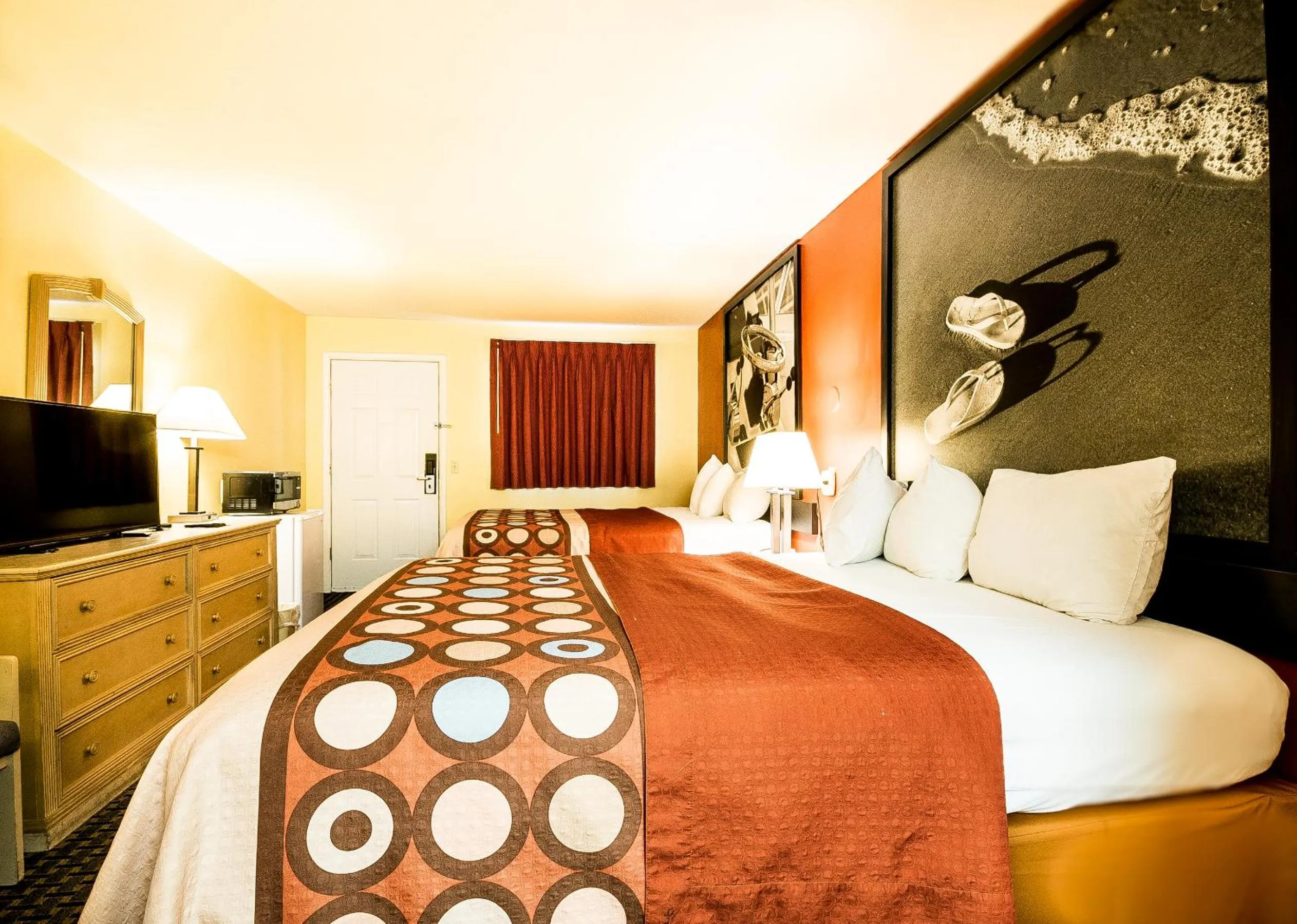 Photo of the whole room, Bed in Super 8 by Wyndham Chipley