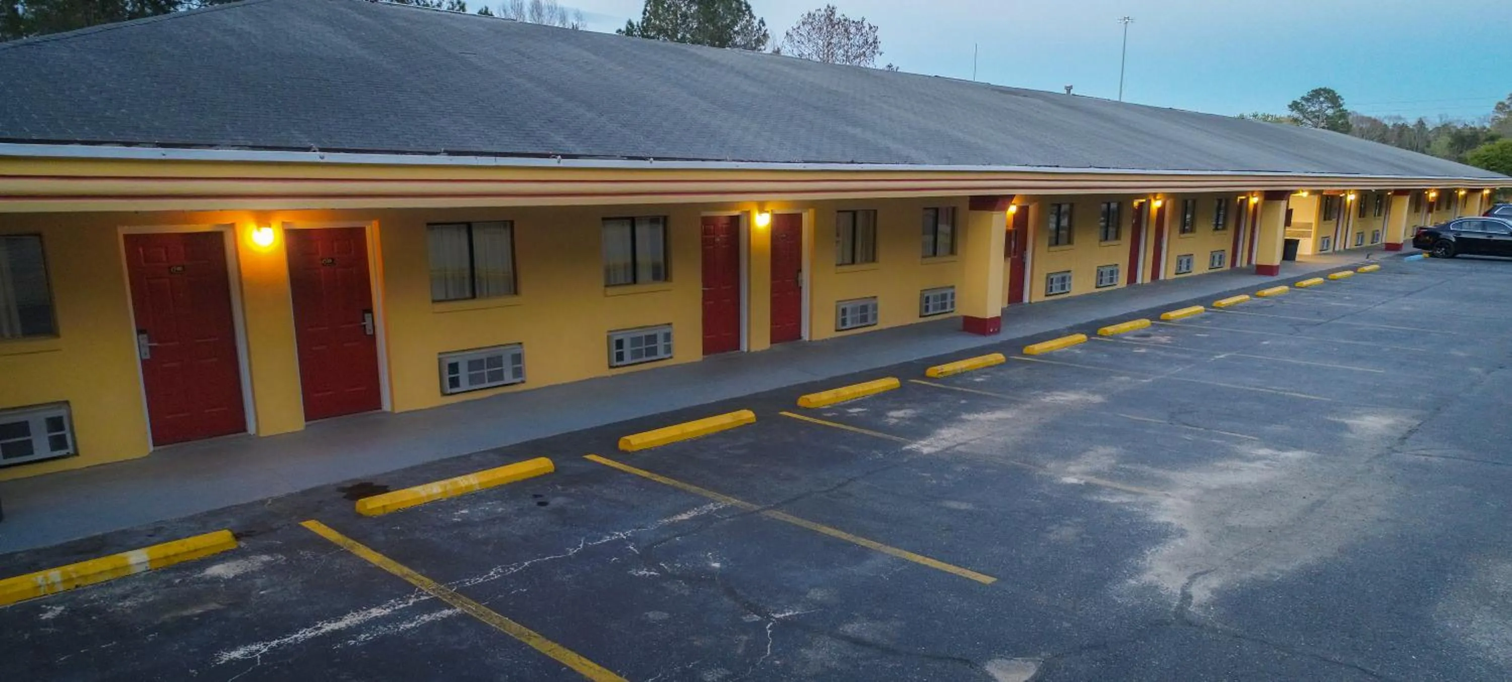 Facade/entrance in Super 8 by Wyndham Chipley