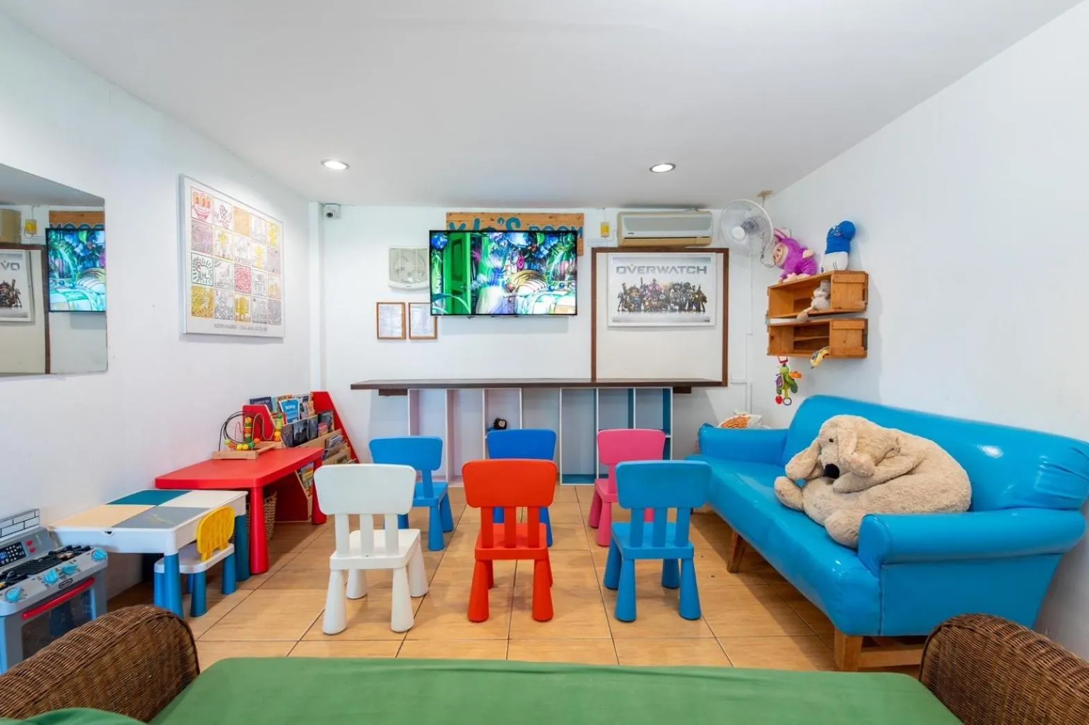 Communal lounge/ TV room in Dolphin Bay Beach Resort