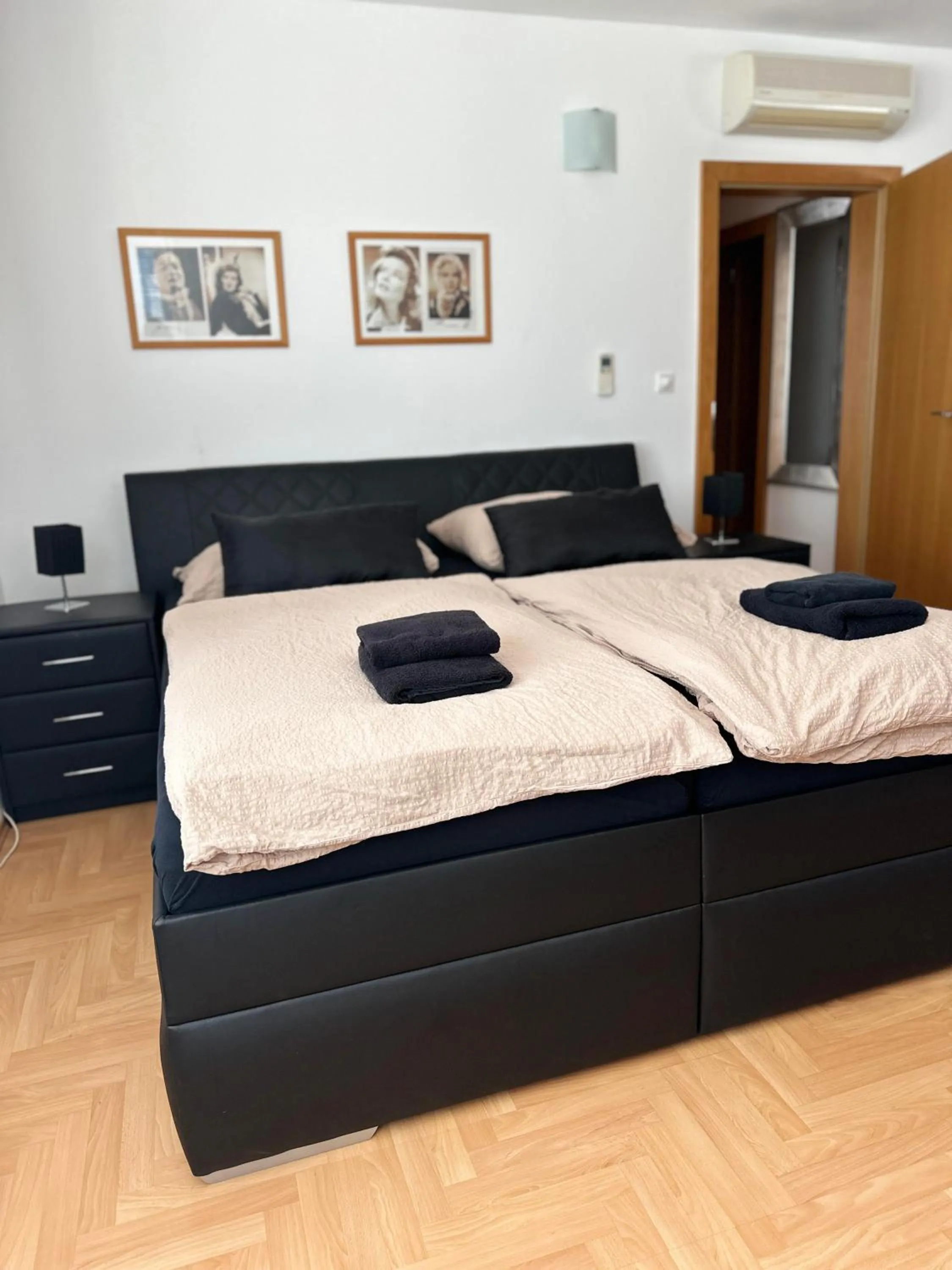 Living room, Bed in Hotel Muza