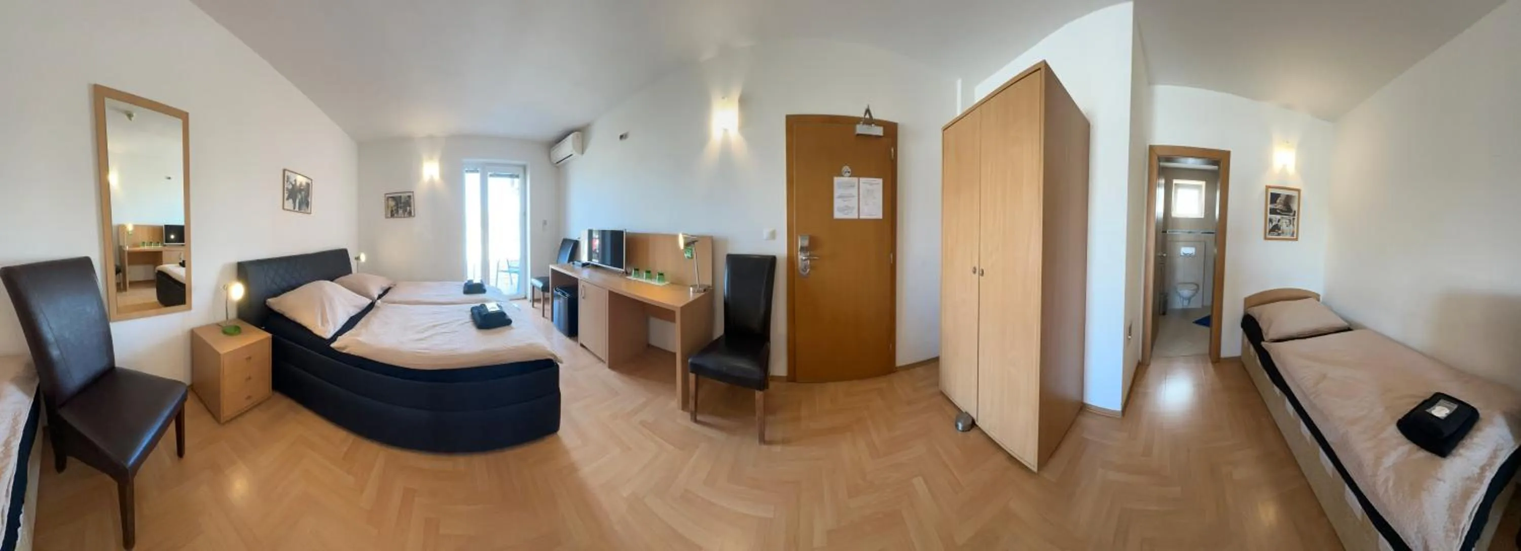 Communal lounge/ TV room in Hotel Muza