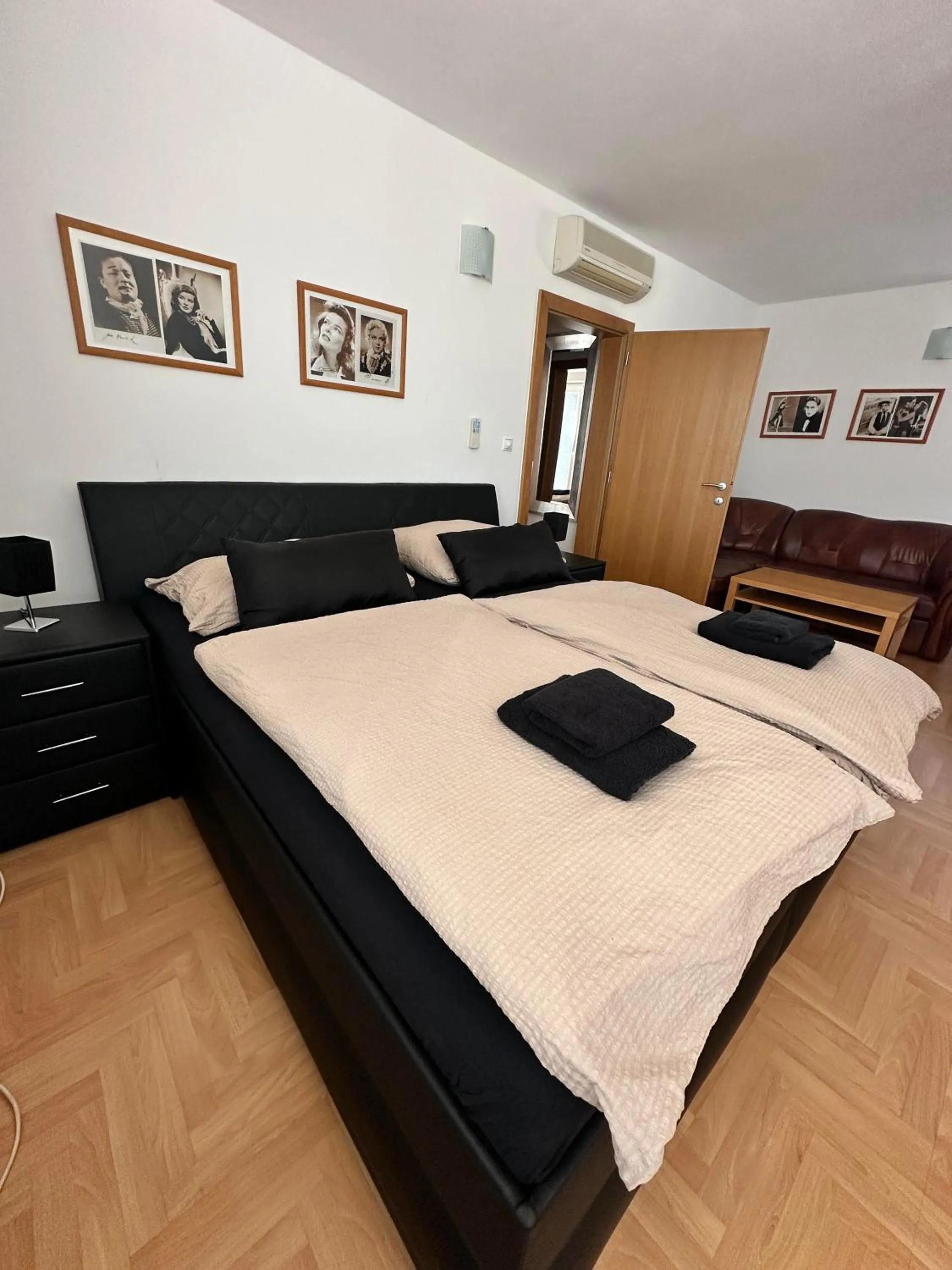 Living room, Bed in Hotel Muza