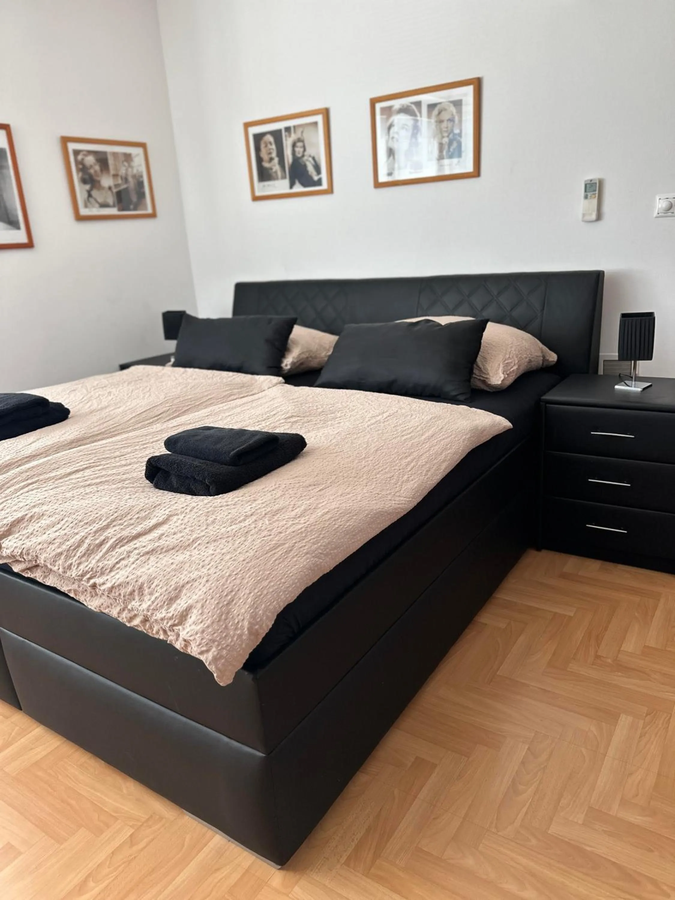 Living room, Bed in Hotel Muza