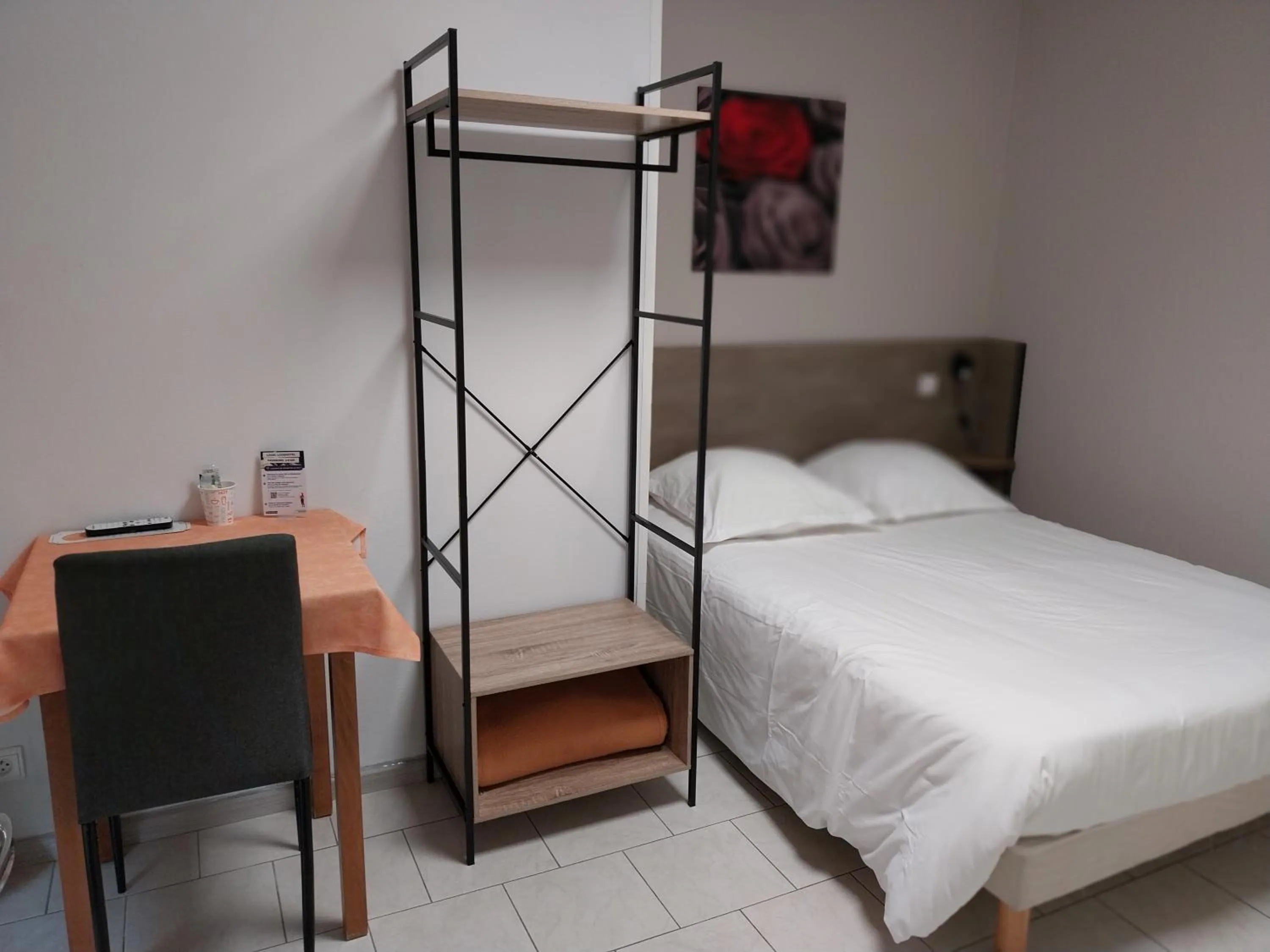 Bedroom, Bed in Le Petit Logis