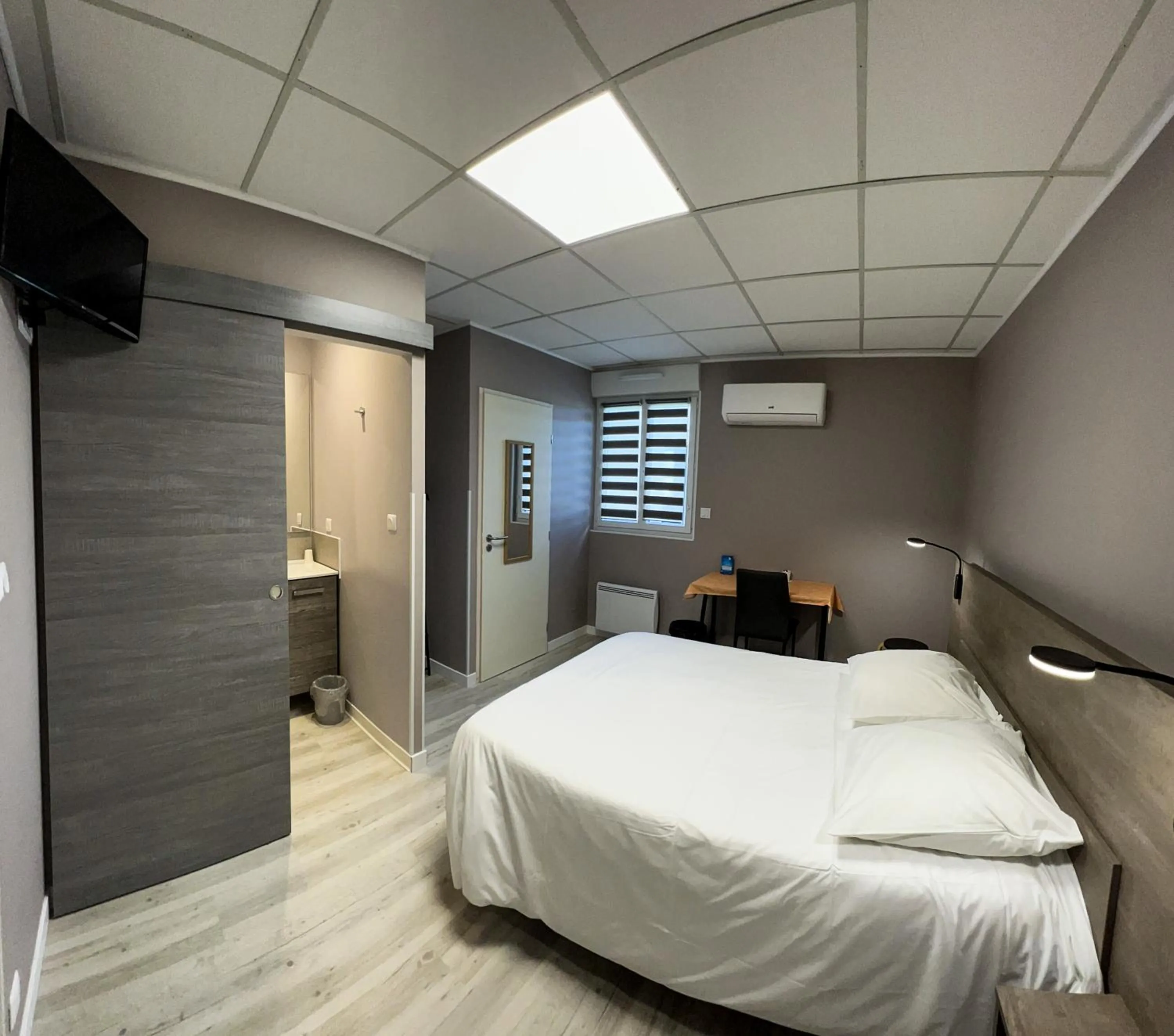 Bedroom, Bed in Le Petit Logis