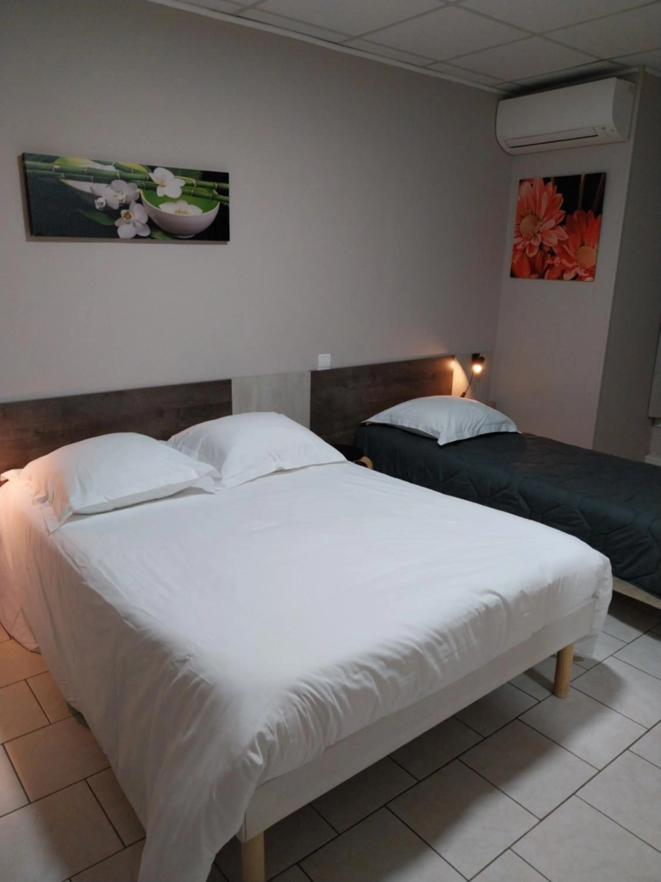 Bedroom, Bed in Le Petit Logis