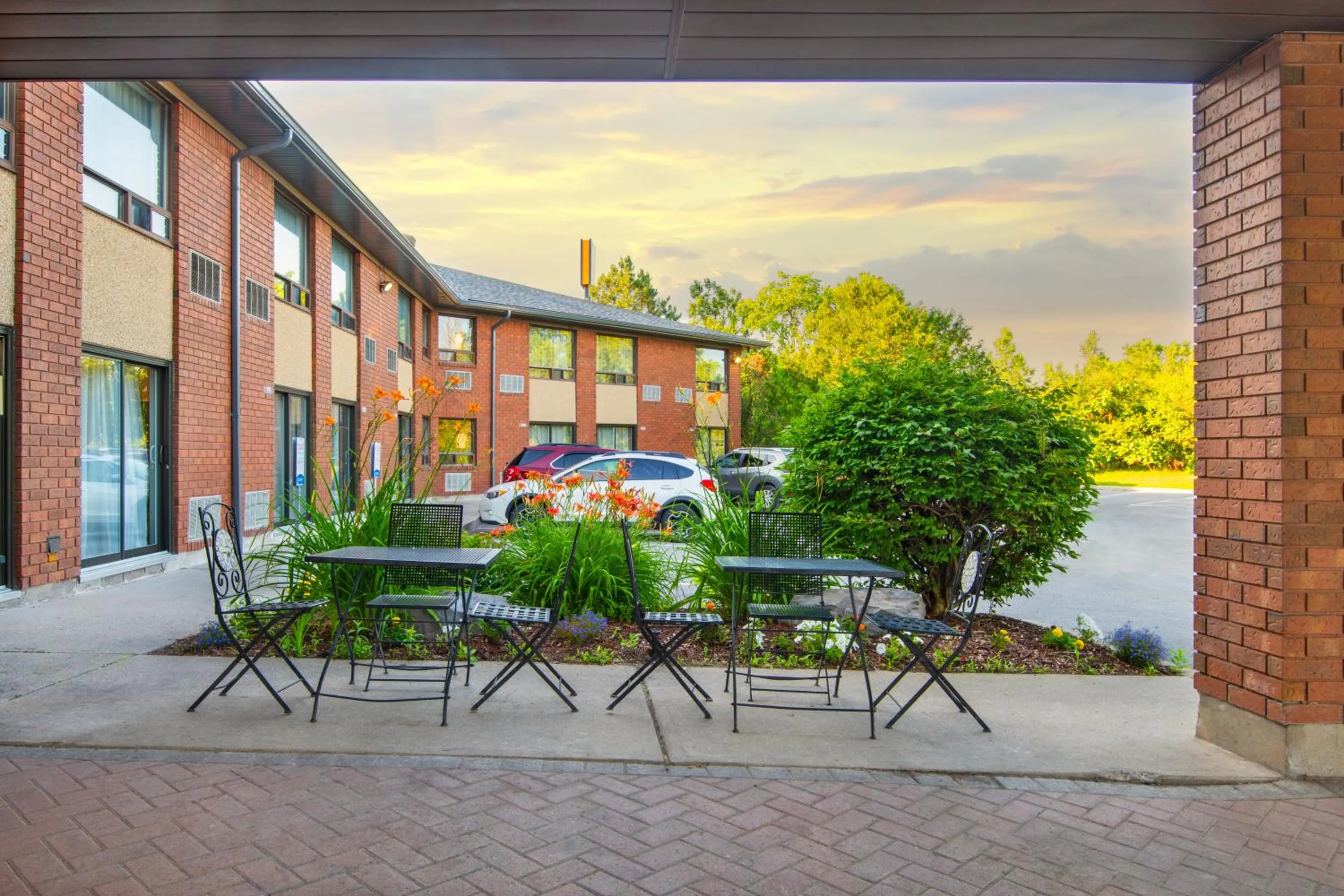 Property building in Comfort Inn Hwy 401