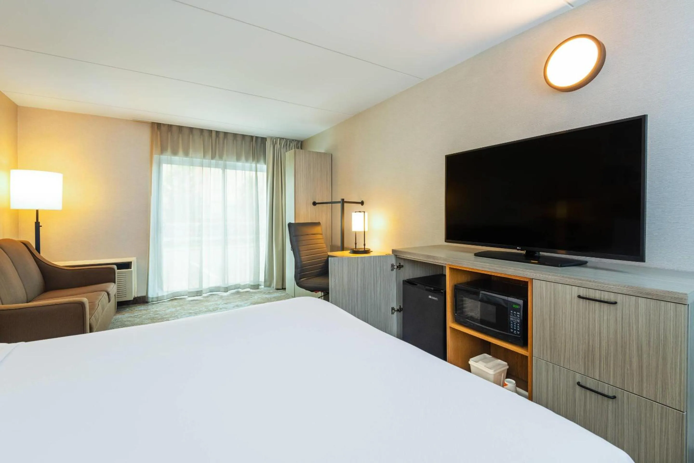 Bedroom, Bed in Comfort Inn Hwy 401