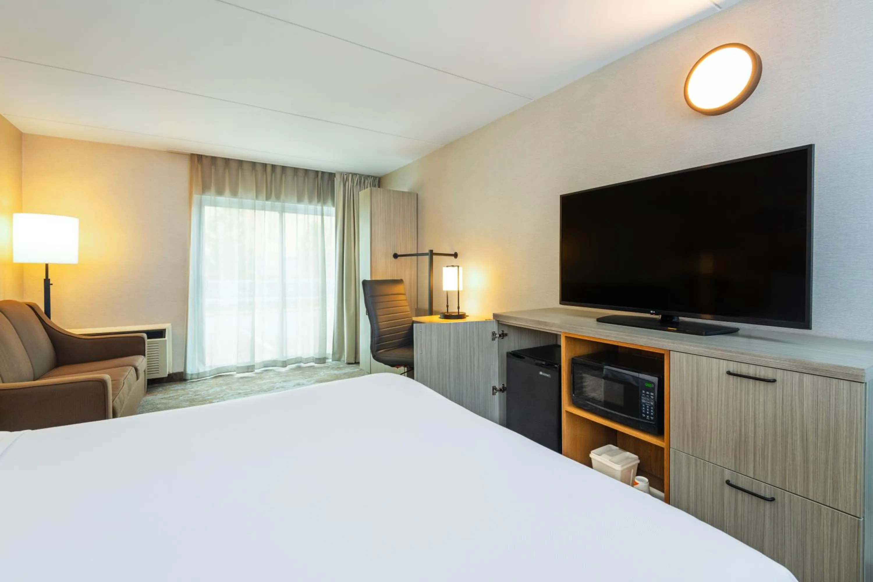 Bedroom, Bed in Comfort Inn Hwy 401