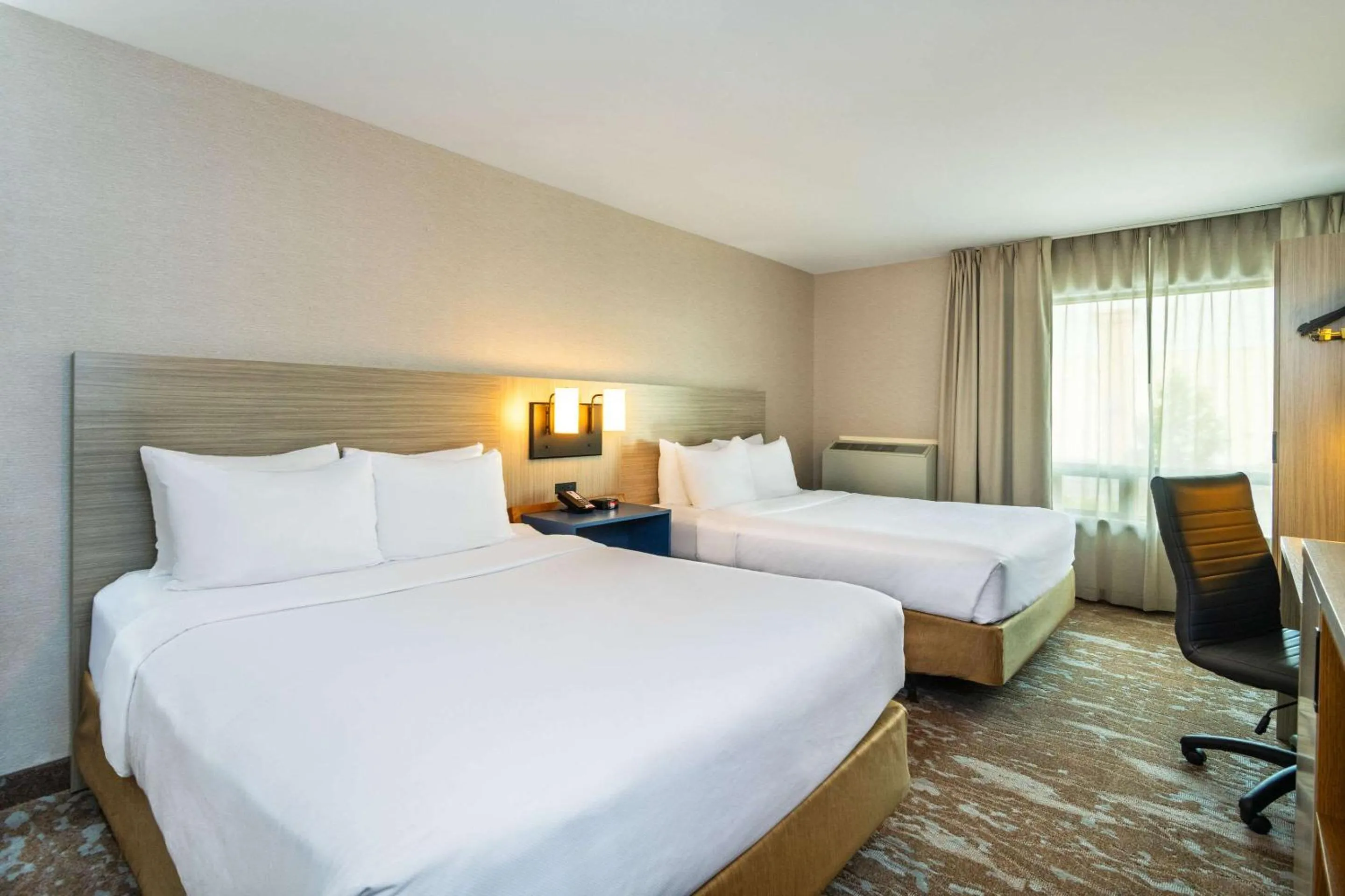 Bedroom, Bed in Comfort Inn Hwy 401