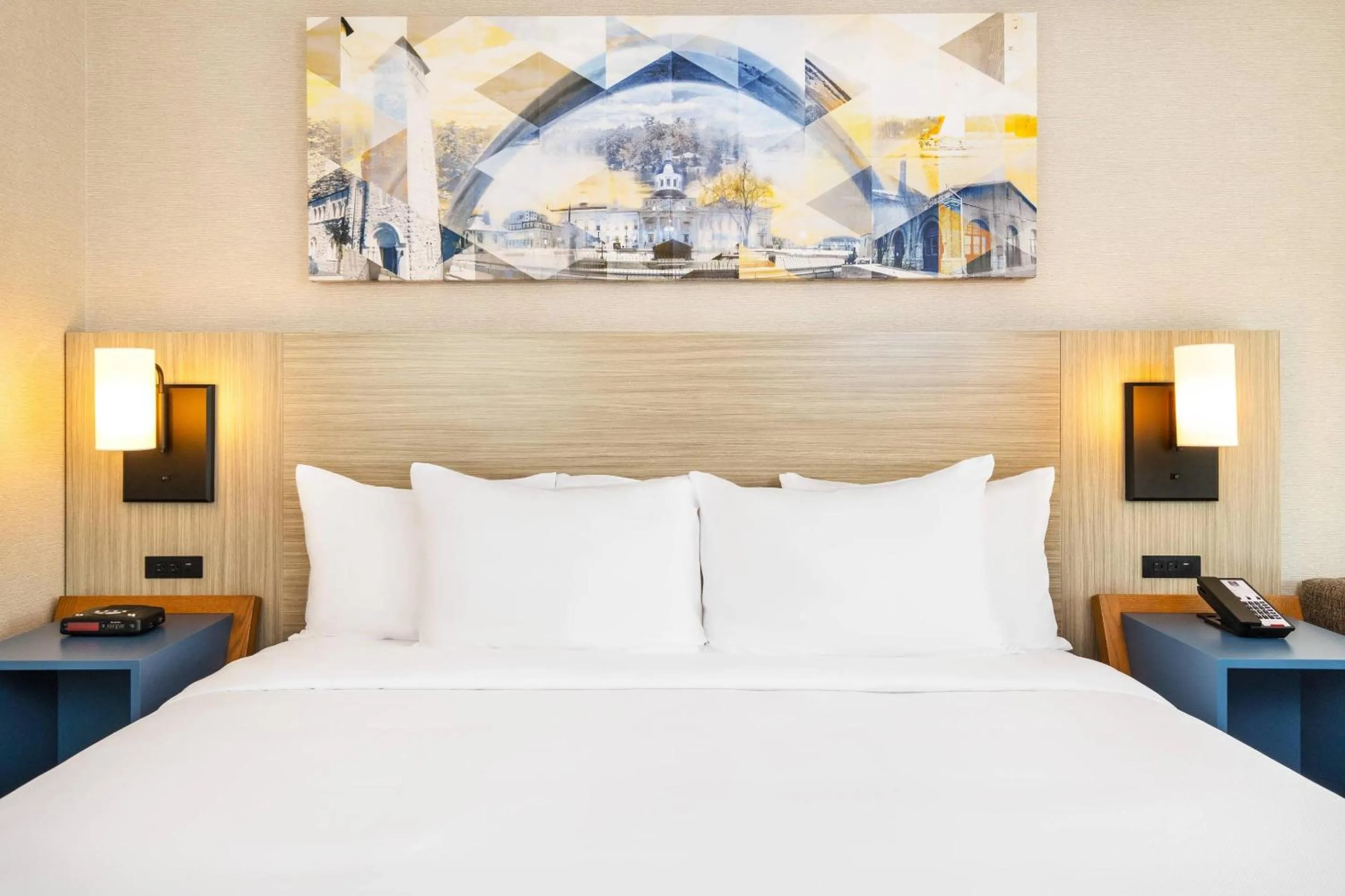 Bedroom, Bed in Comfort Inn Hwy 401