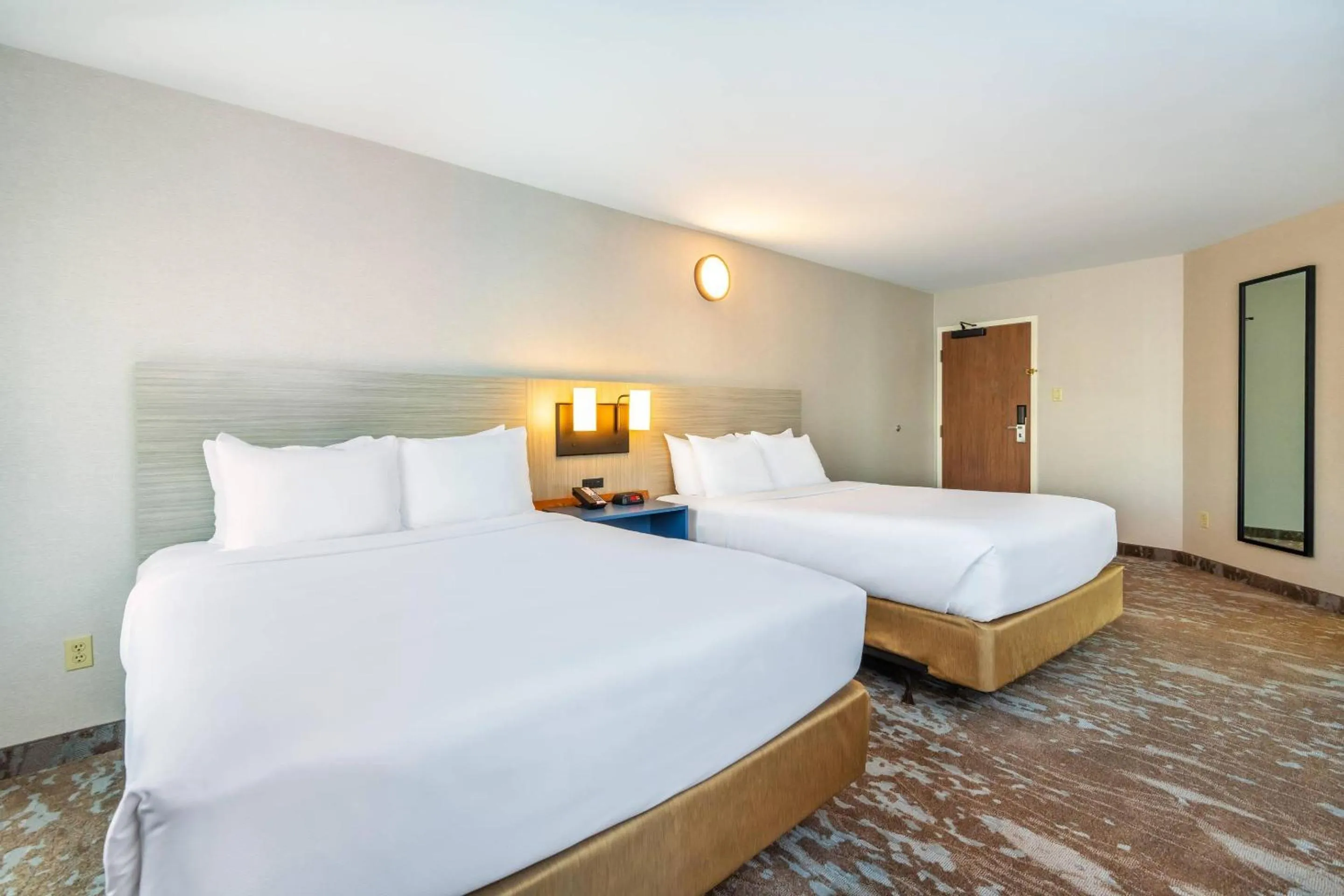 Bedroom, Bed in Comfort Inn Hwy 401