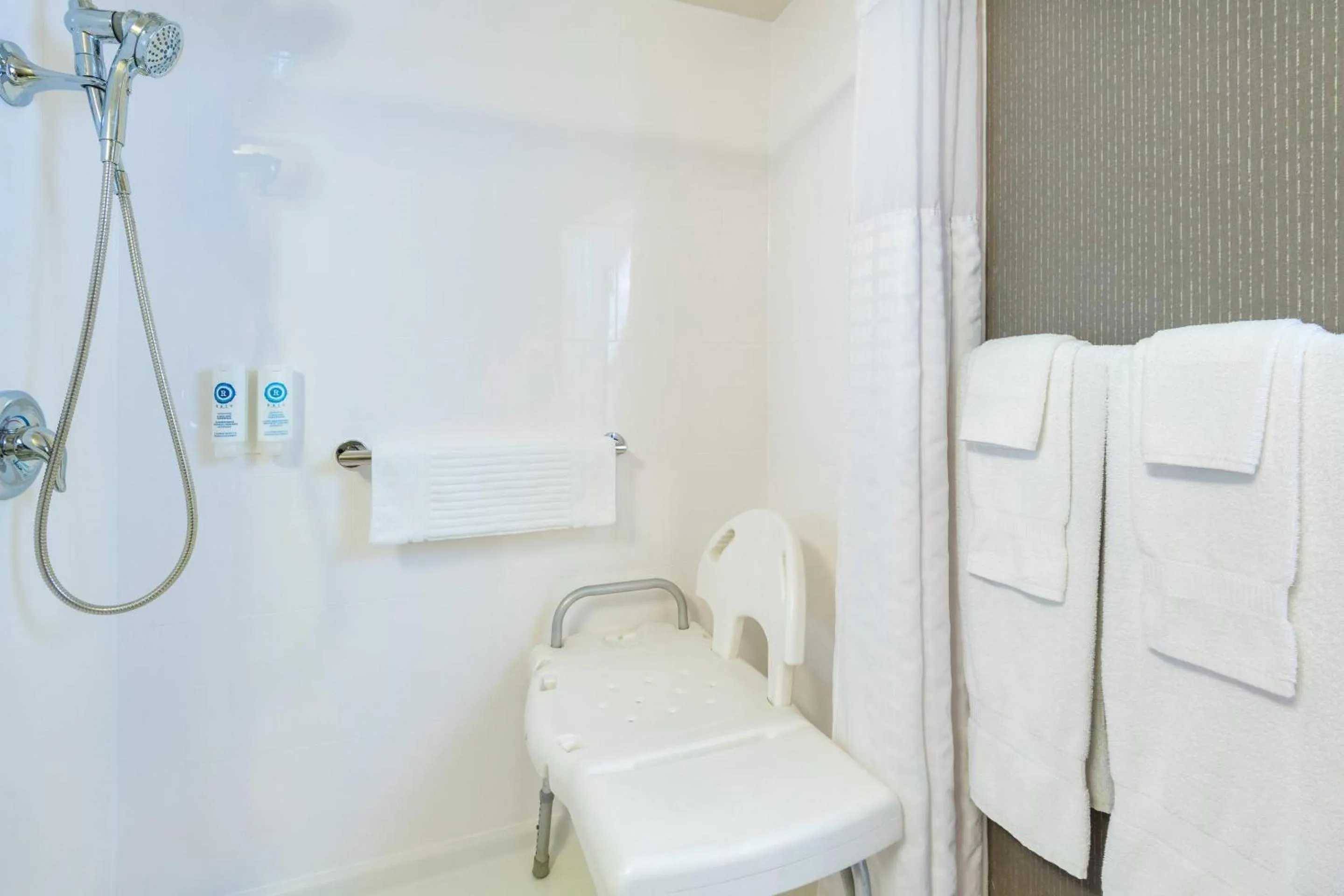 Bedroom in Comfort Inn Hwy 401