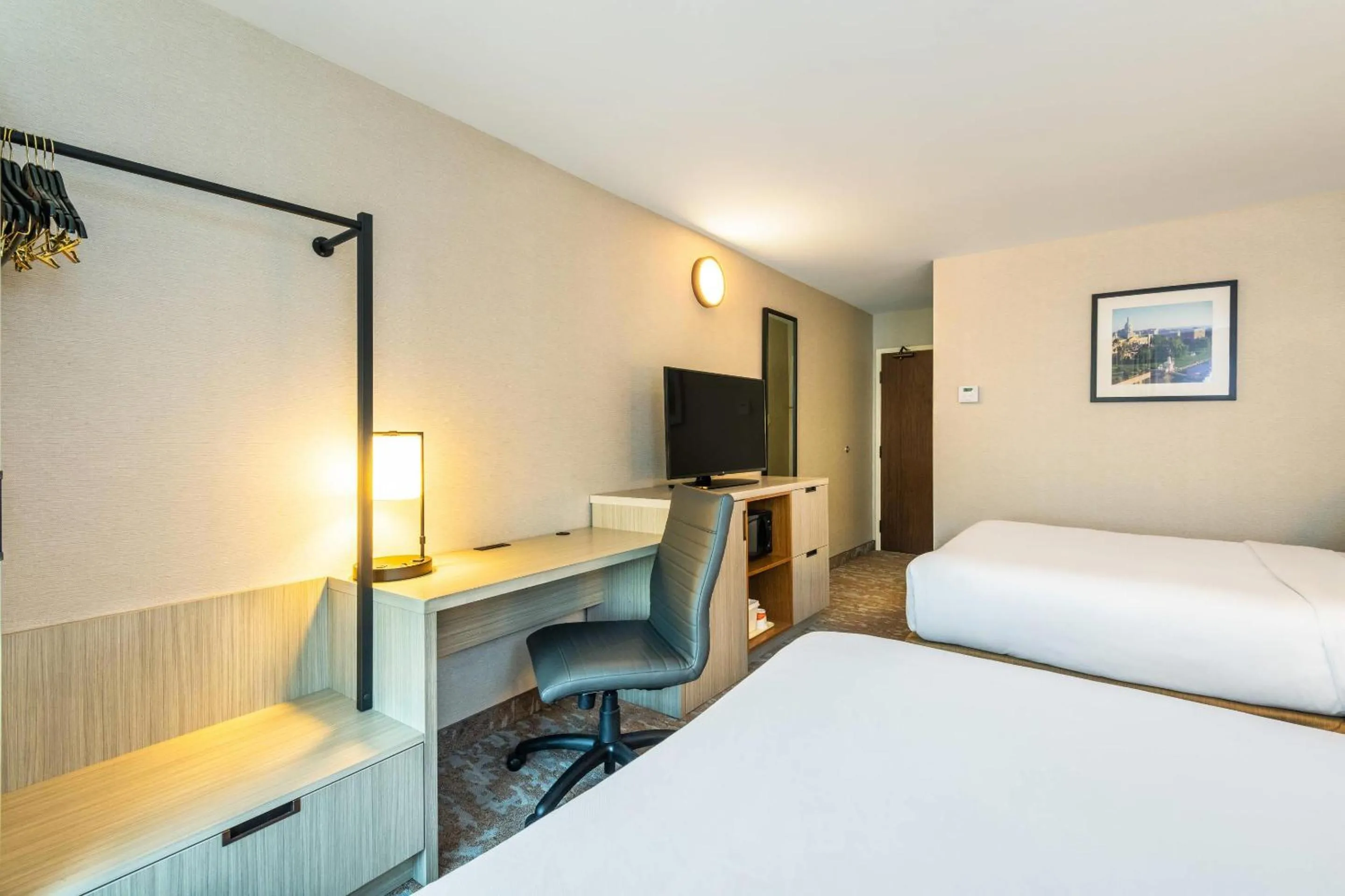 Bedroom, Bed in Comfort Inn Hwy 401