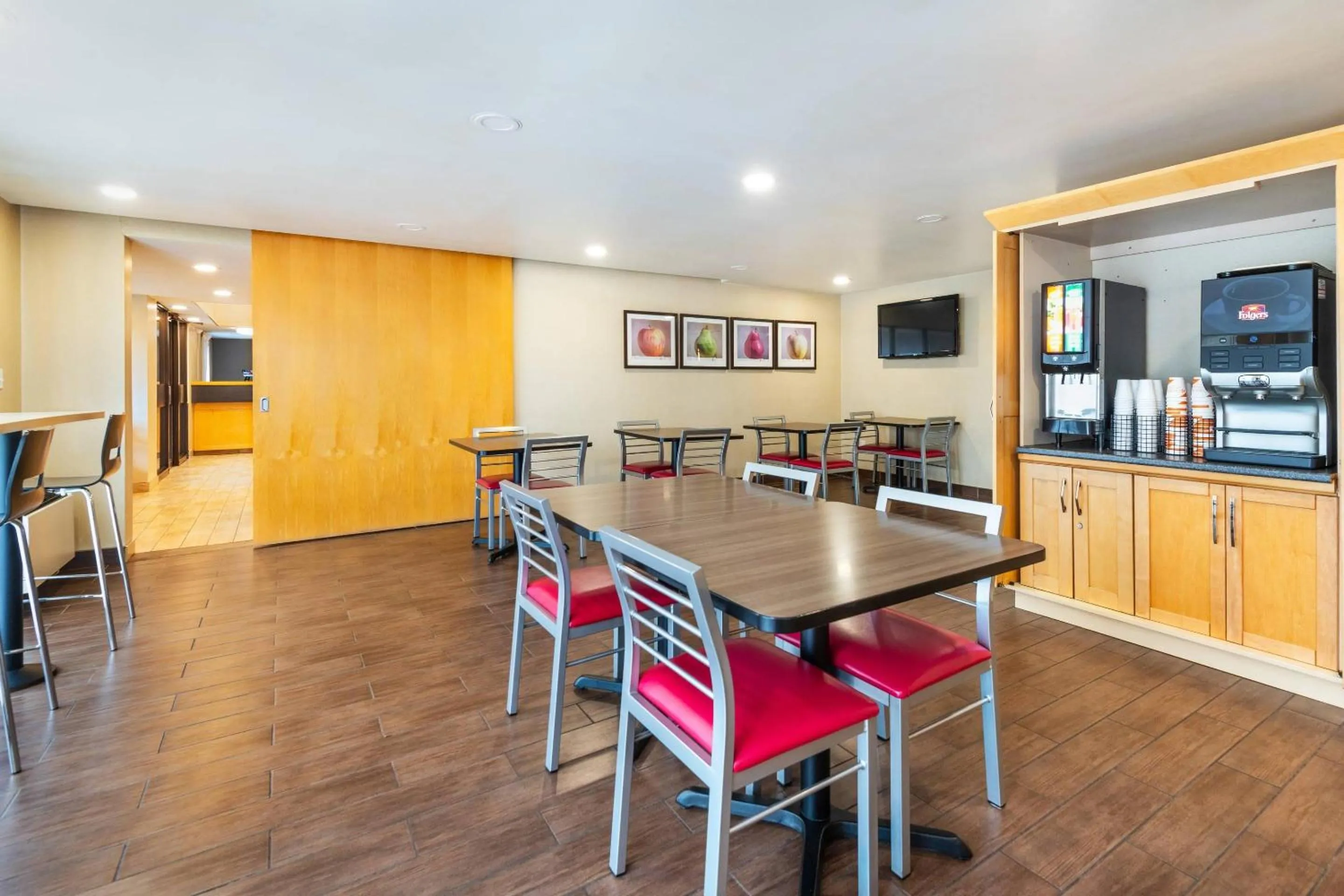 Breakfast in Comfort Inn Hwy 401