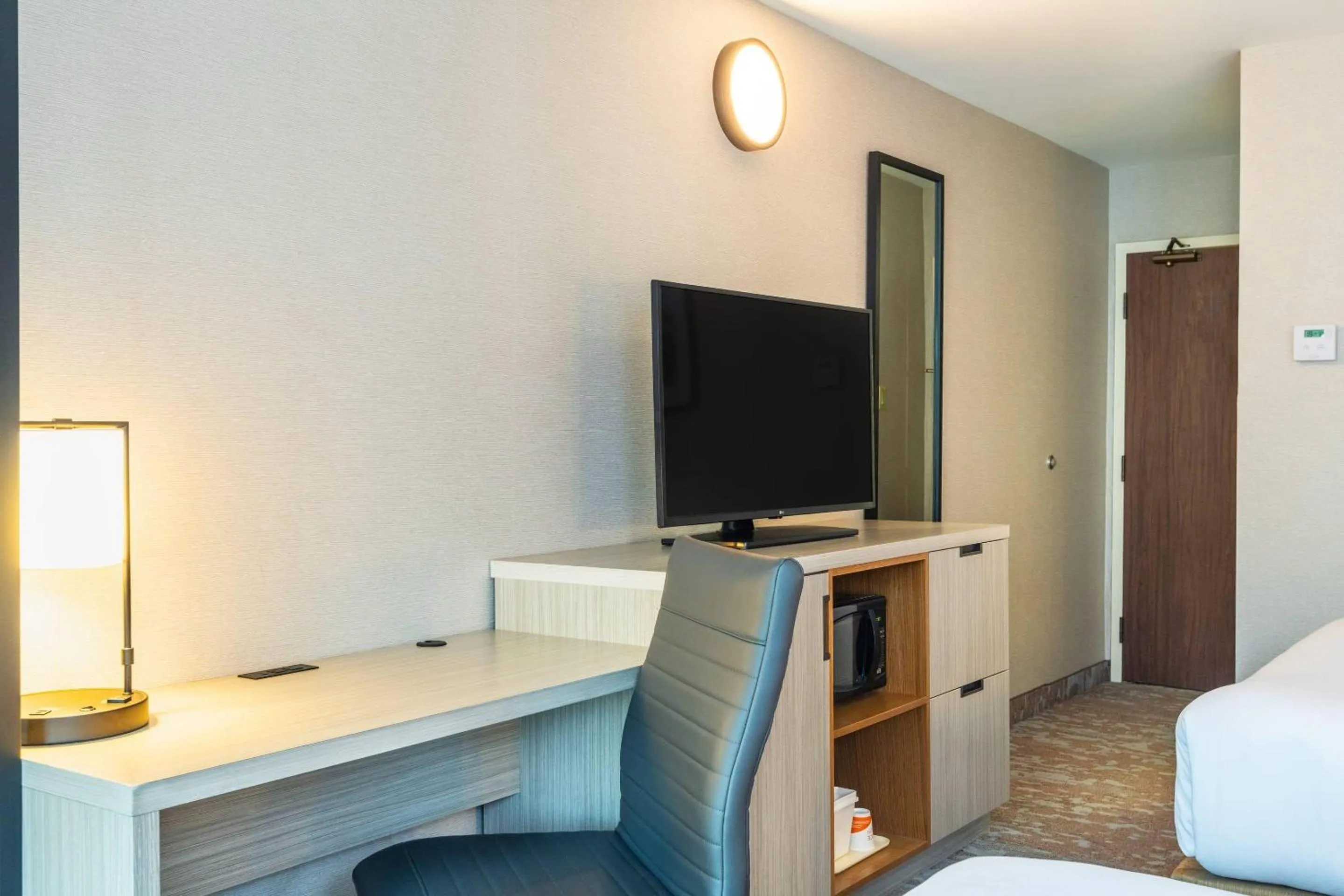 Bedroom, Bed in Comfort Inn Hwy 401