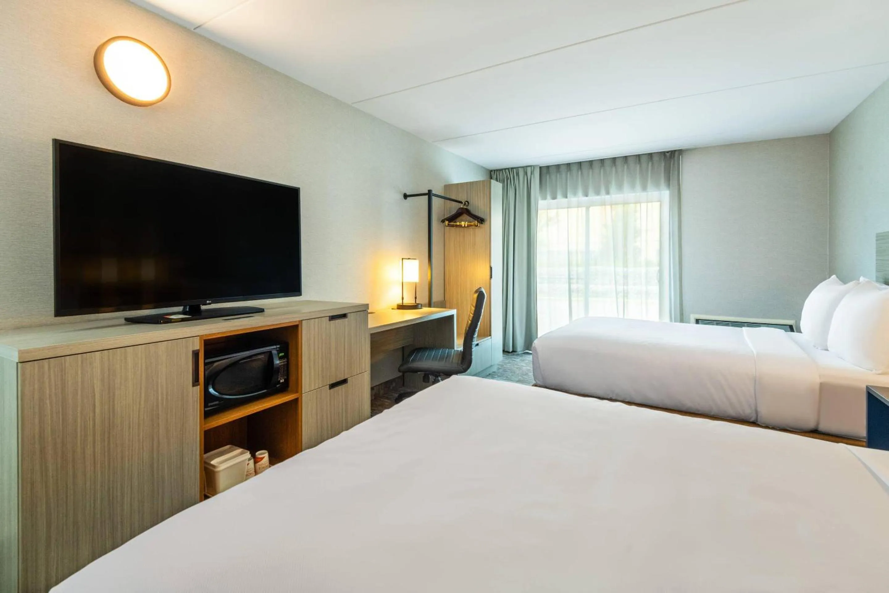 Bedroom, Bed in Comfort Inn Hwy 401