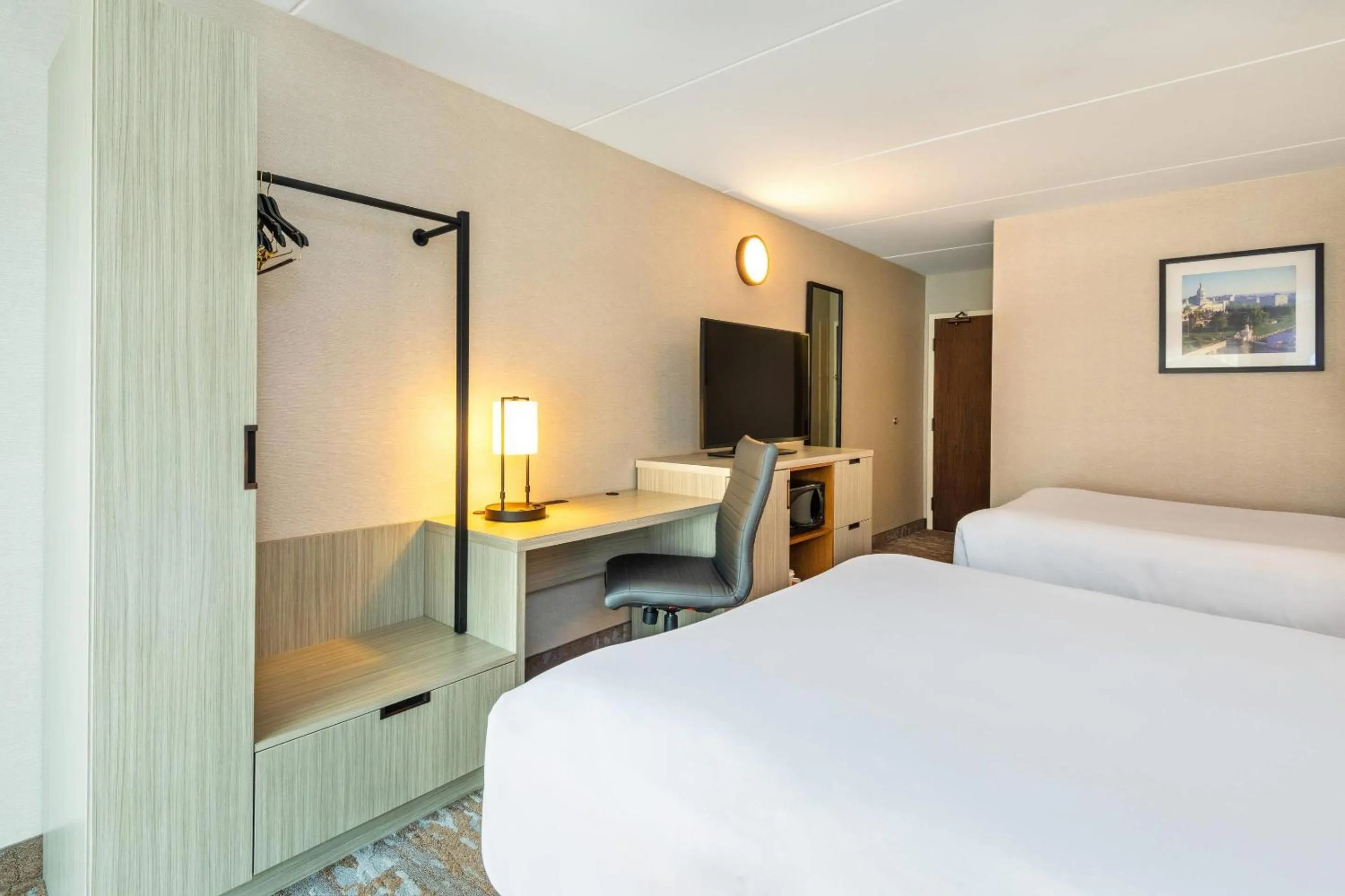 Bedroom, Bed in Comfort Inn Hwy 401