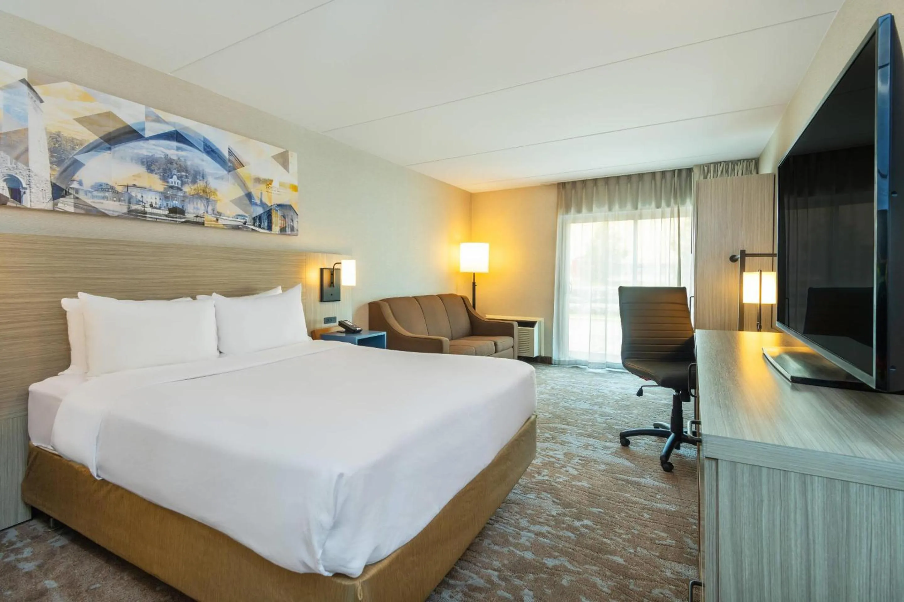 Bedroom, Bed in Comfort Inn Hwy 401