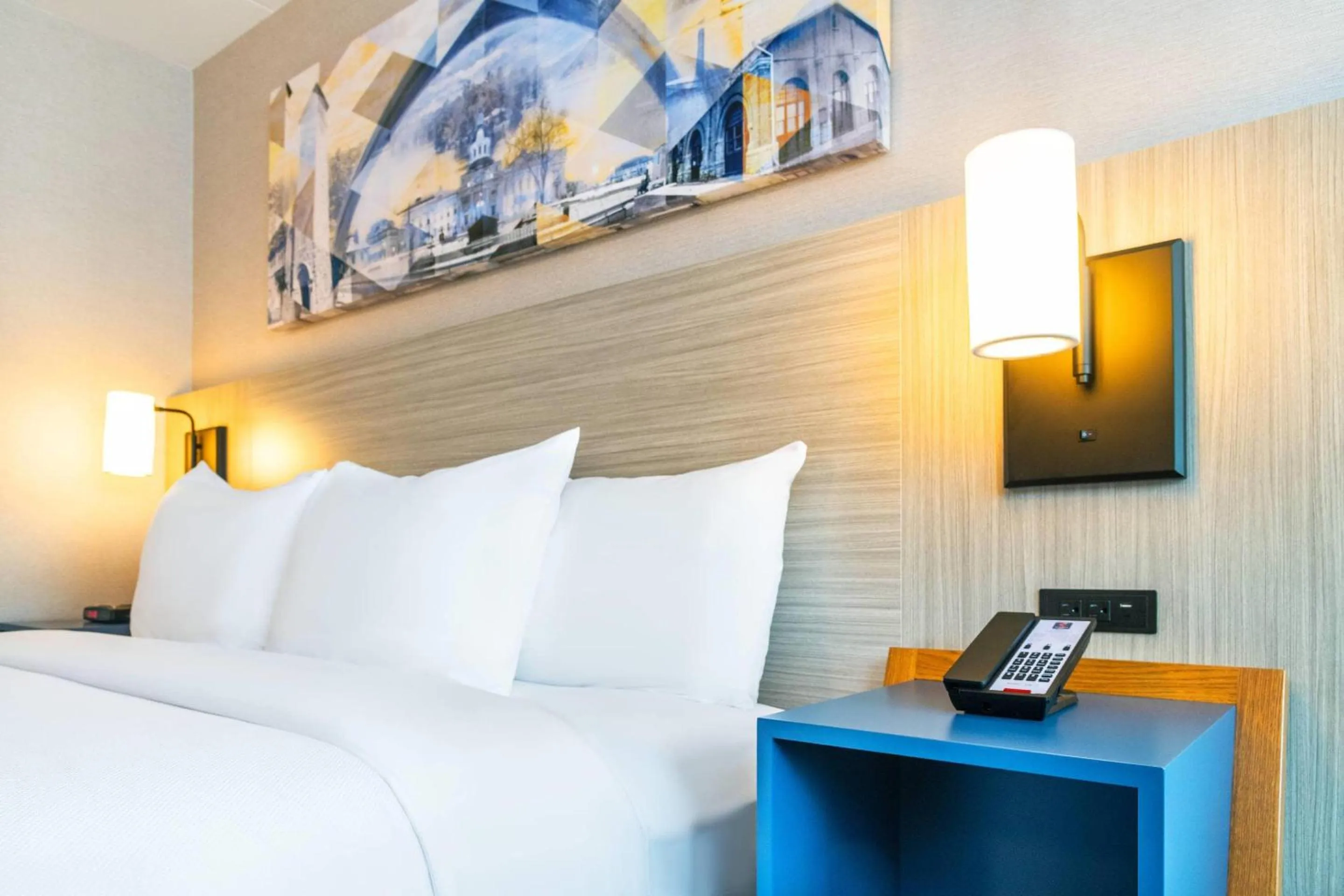 Bedroom, Bed in Comfort Inn Hwy 401