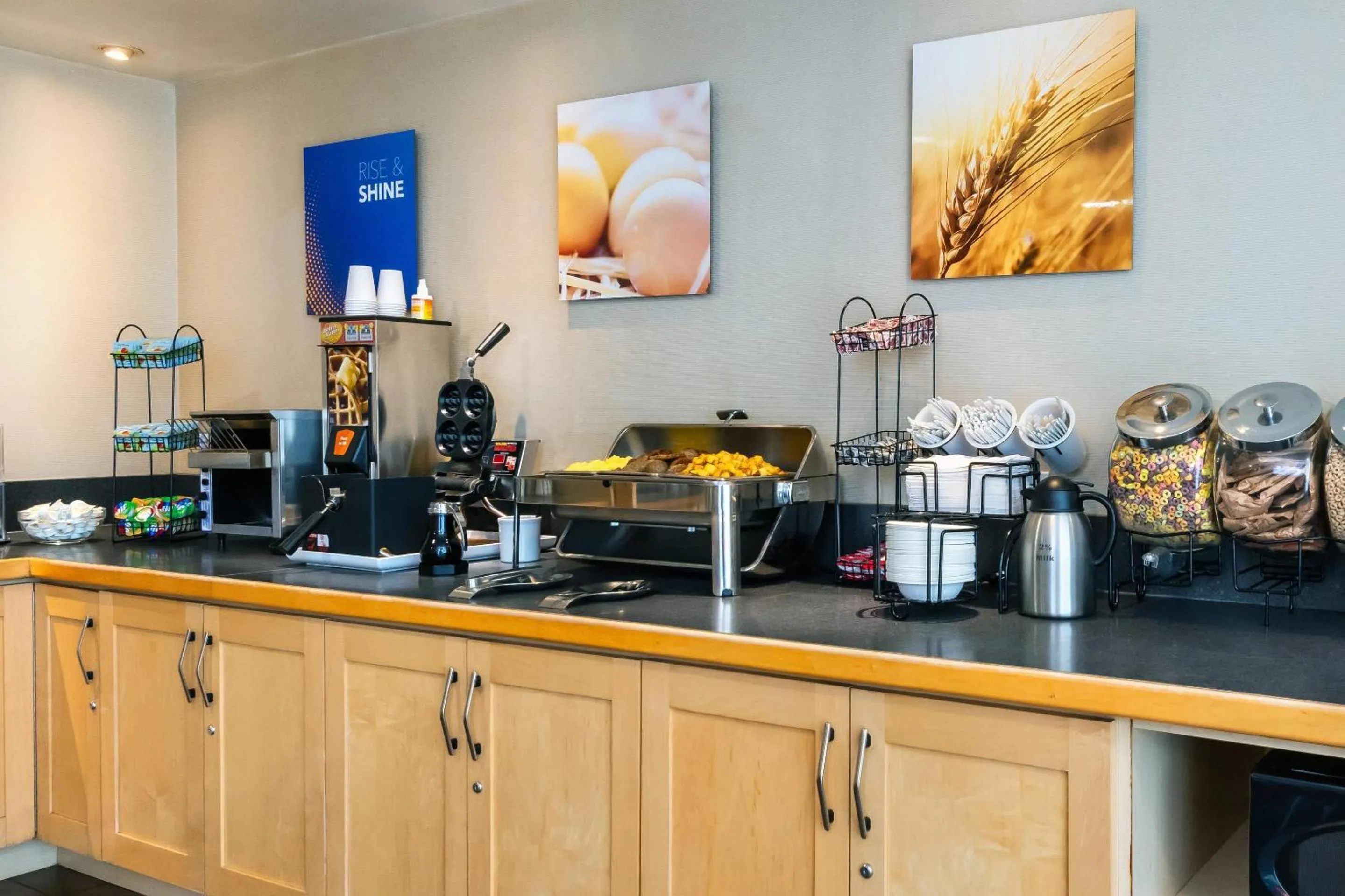 Breakfast in Comfort Inn Hwy 401