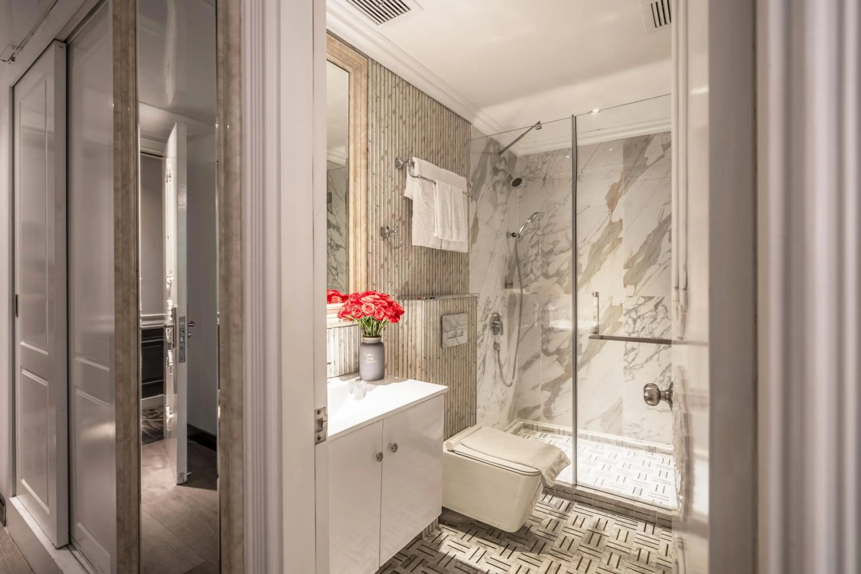 Shower in A&EM Saigon Hotel