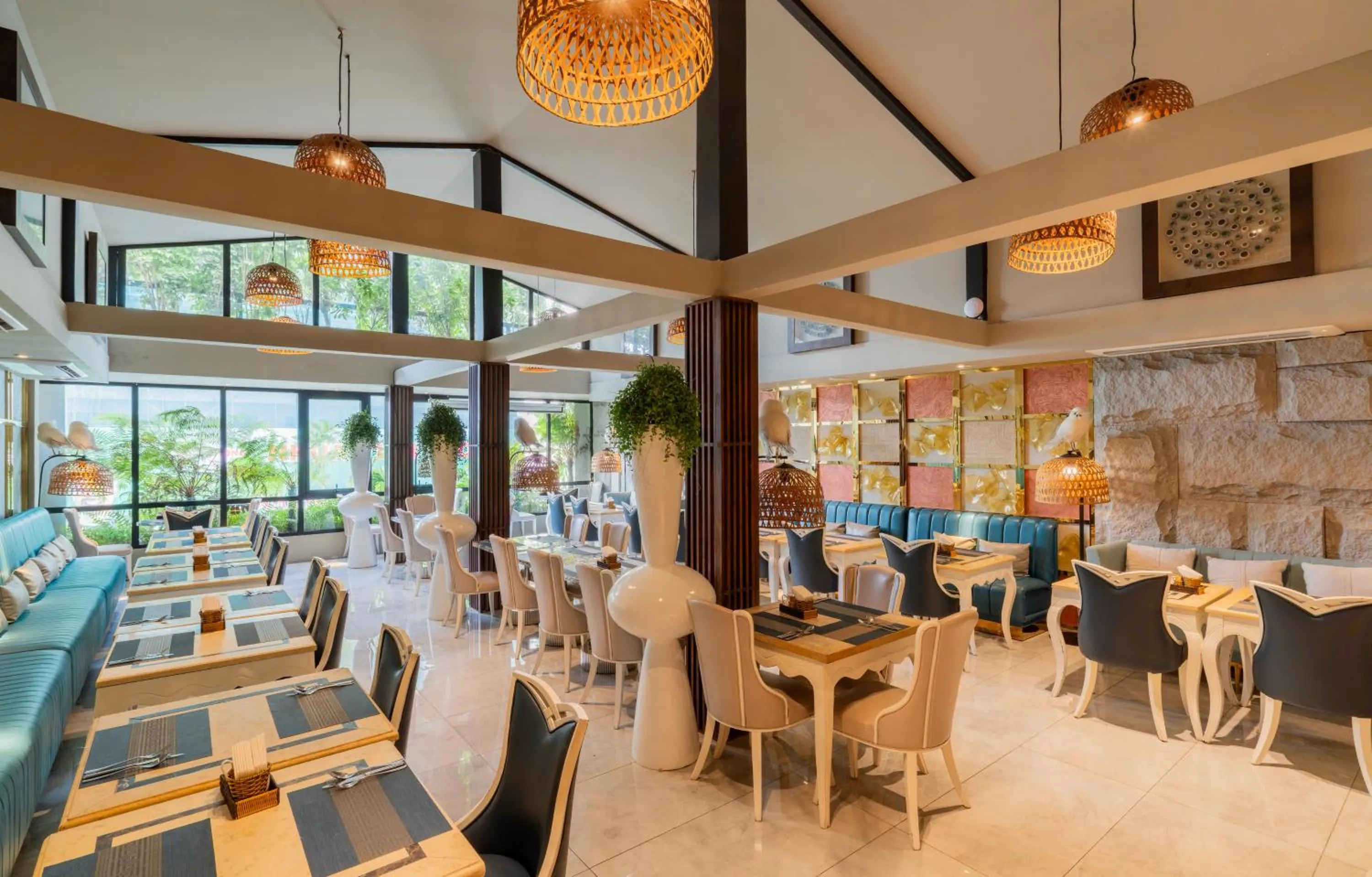 Restaurant/places to eat in A&EM Saigon Hotel