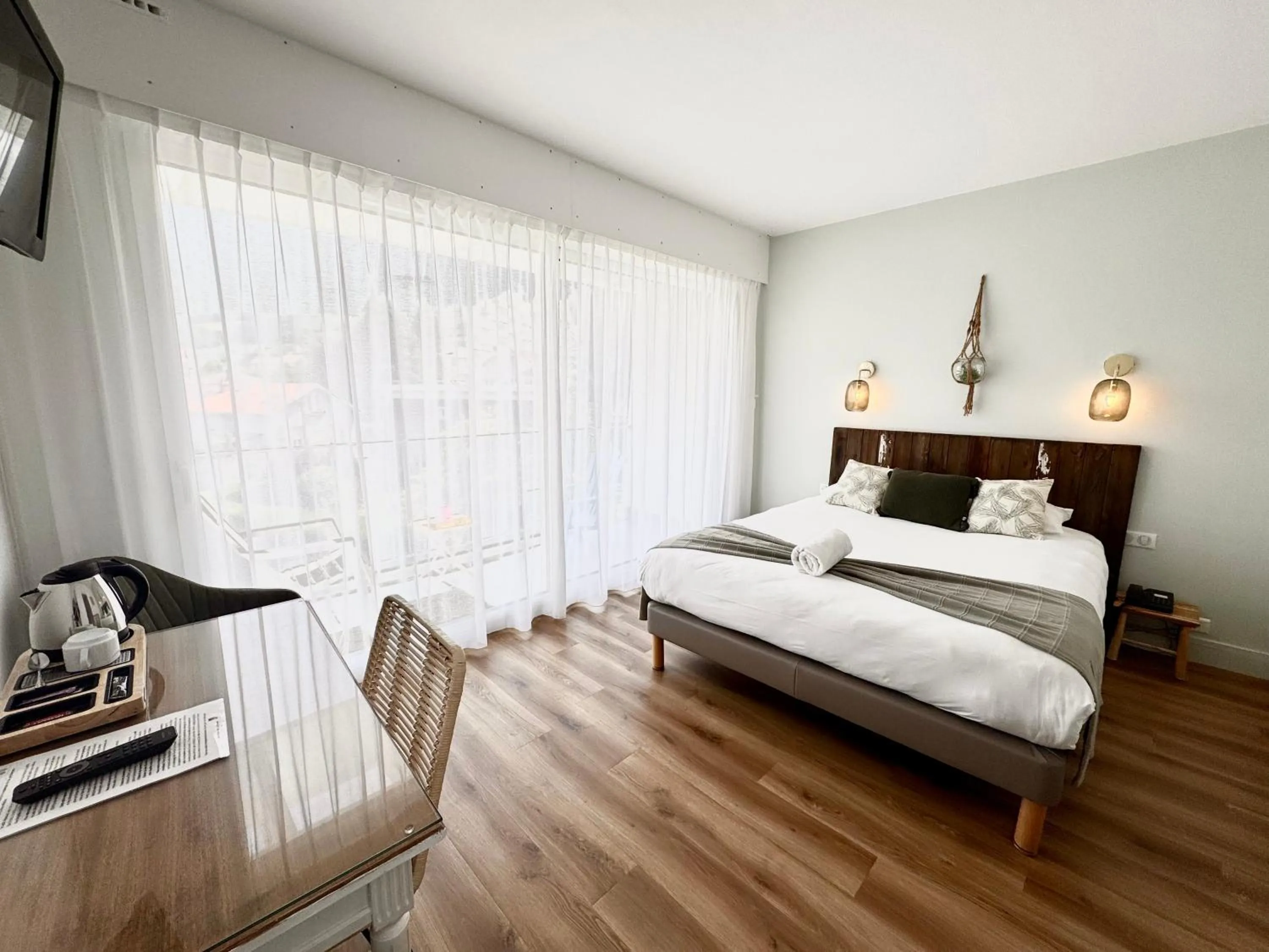 Bed in Hotel ASTORIA- Saint Etienne-Centre des Congrès-