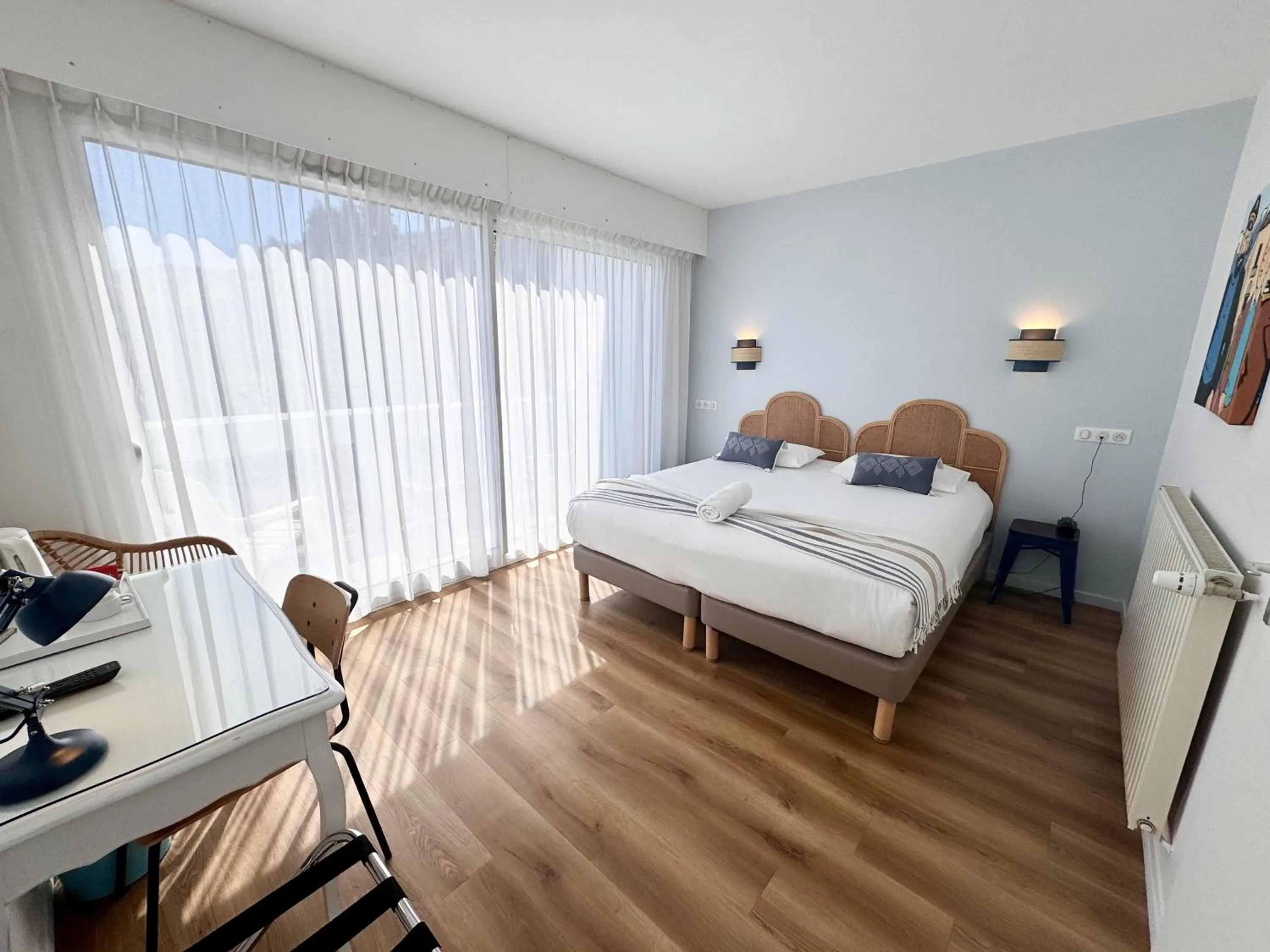 Bed in Hotel ASTORIA- Saint Etienne-Centre des Congrès-