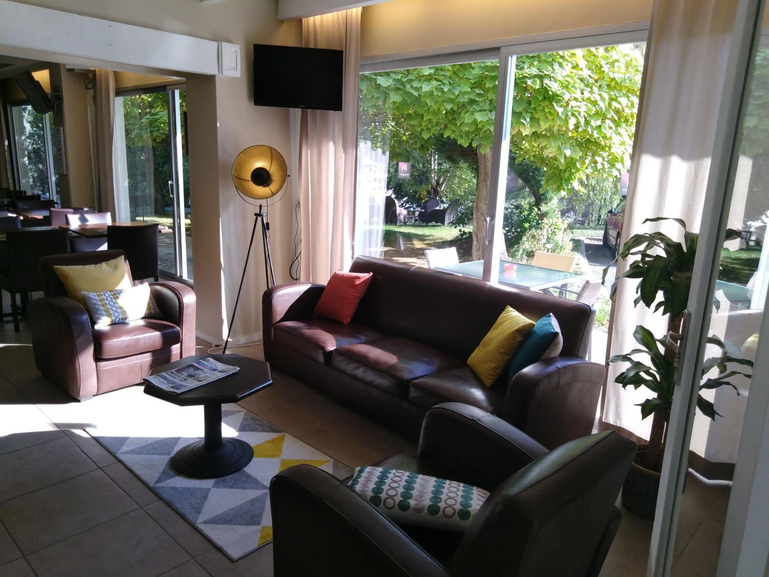 Communal lounge/ TV room in Hotel ASTORIA- Saint Etienne-Centre des Congrès-