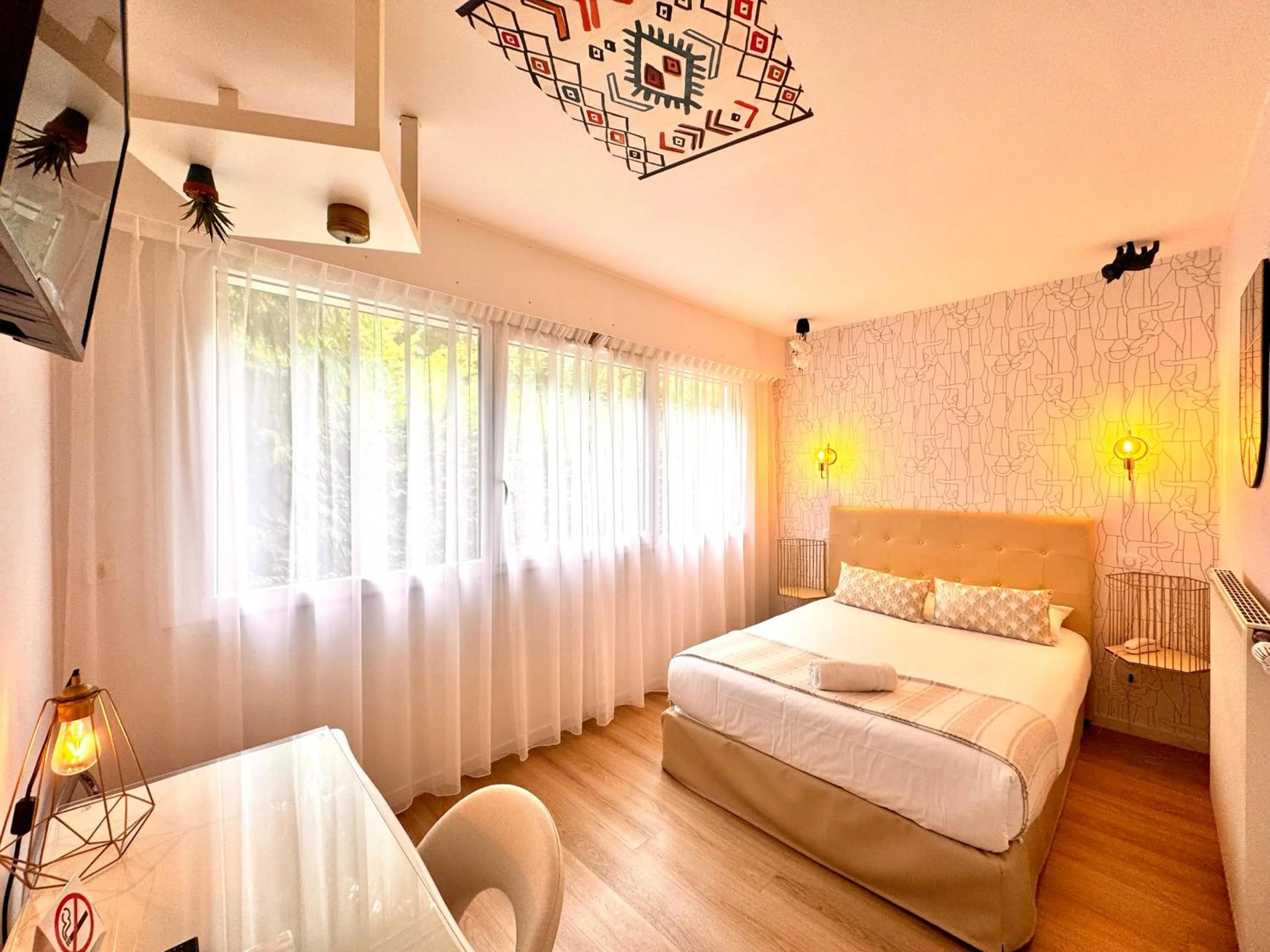 Bed in Hotel ASTORIA- Saint Etienne-Centre des Congrès-