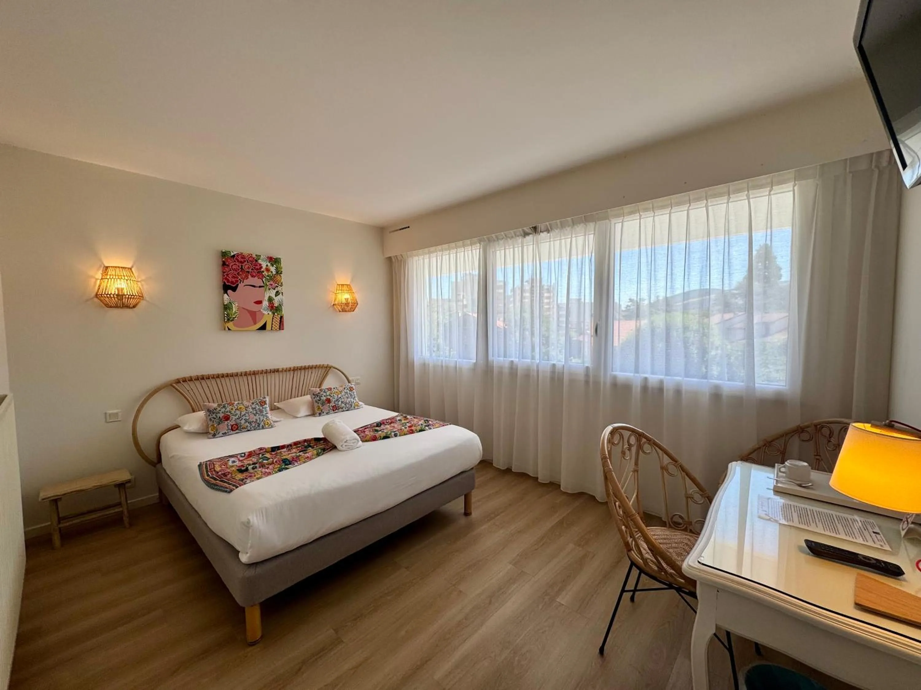 Bed in Hotel ASTORIA- Saint Etienne-Centre des Congrès-