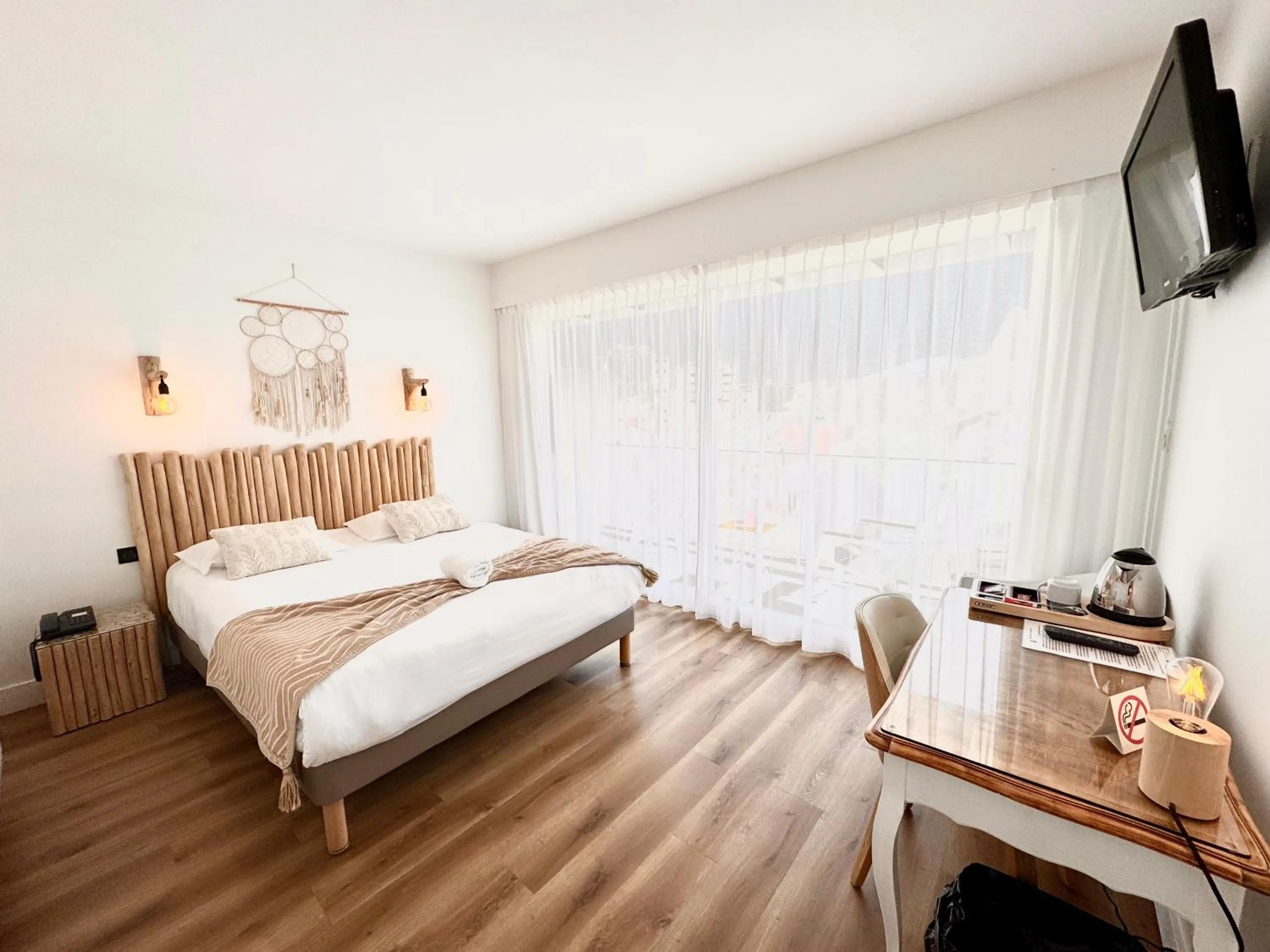 Bed in Hotel ASTORIA- Saint Etienne-Centre des Congrès-