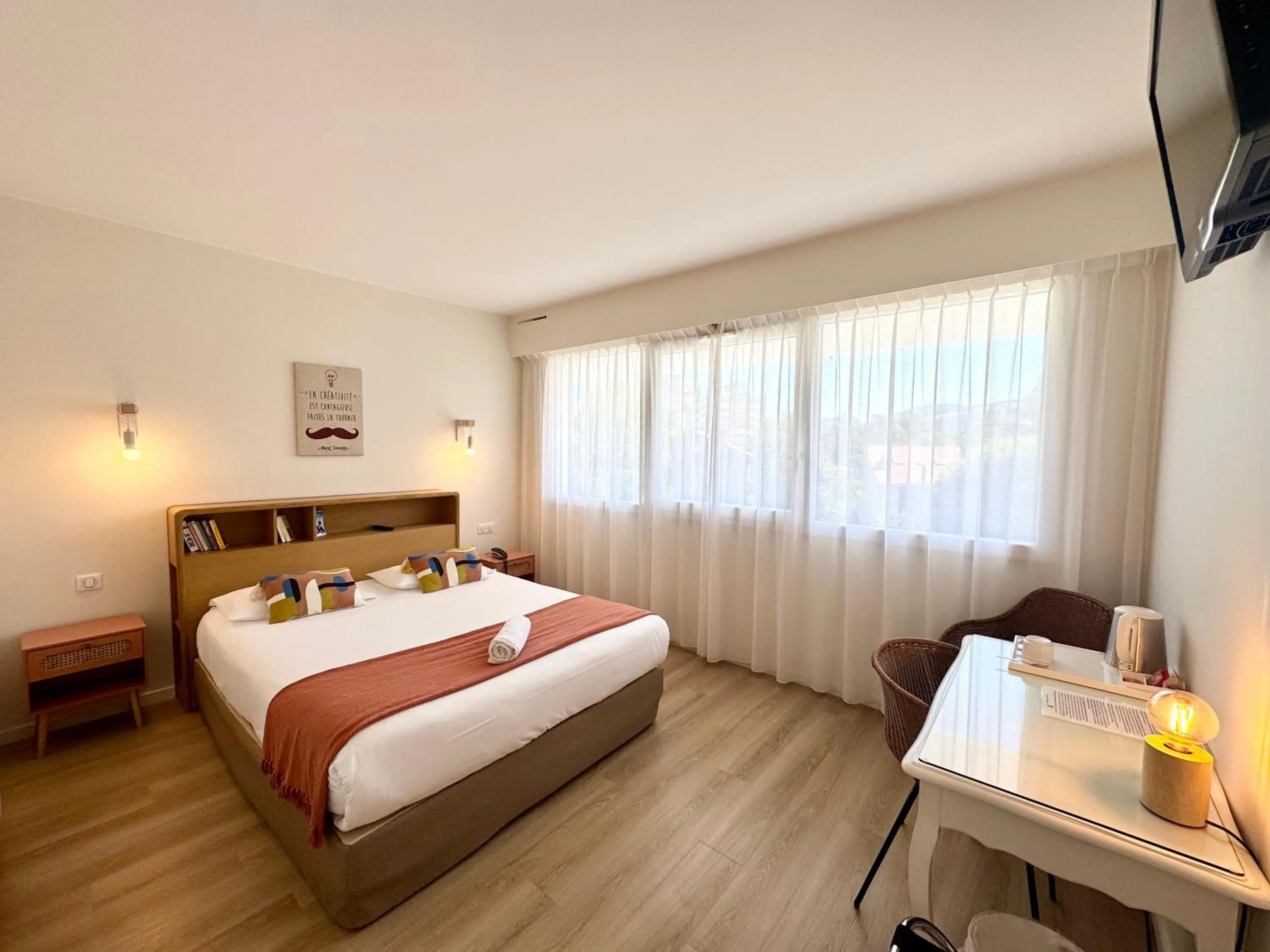 Bed in Hotel ASTORIA- Saint Etienne-Centre des Congrès-