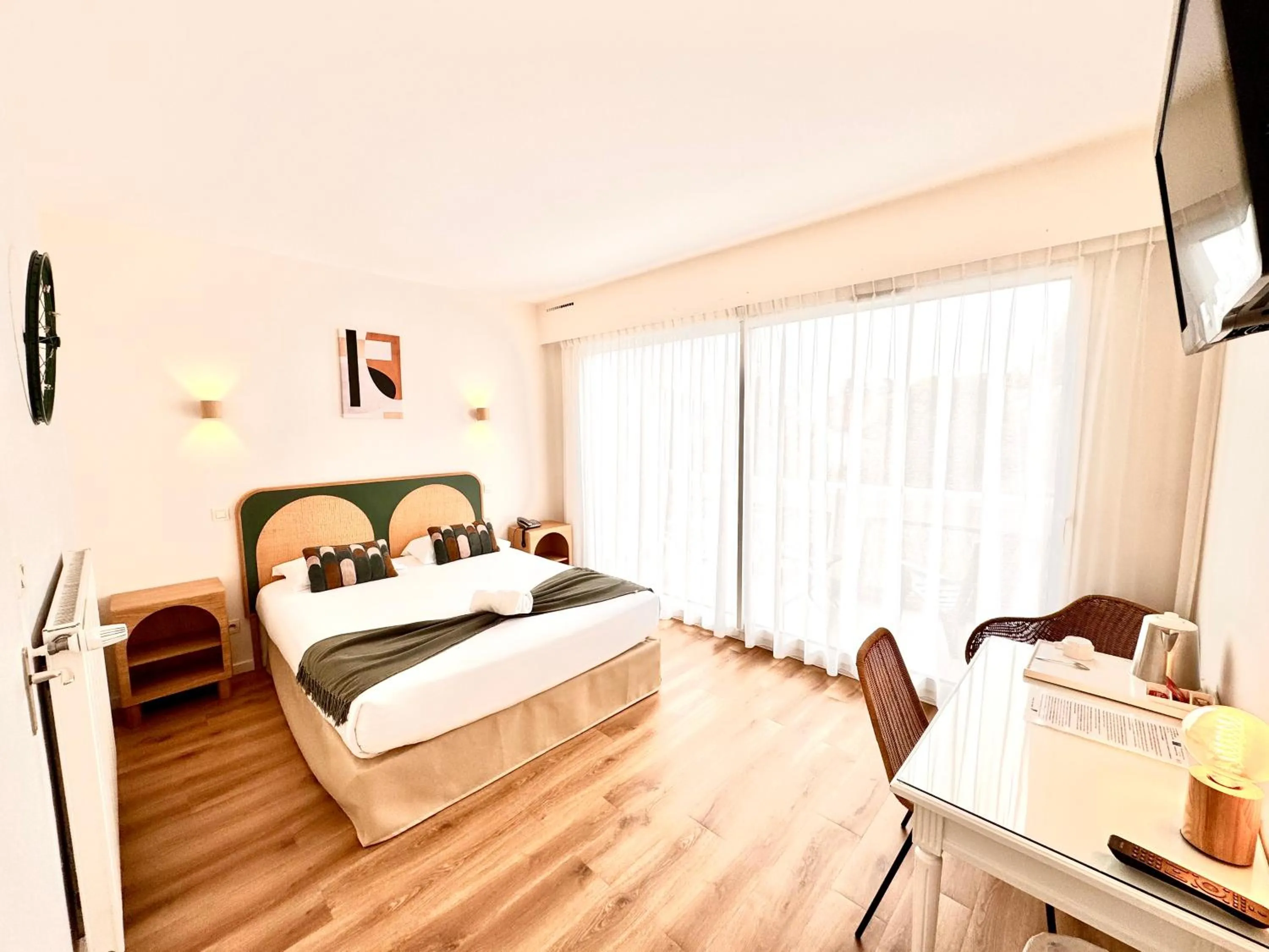 Bed in Hotel ASTORIA- Saint Etienne-Centre des Congrès-