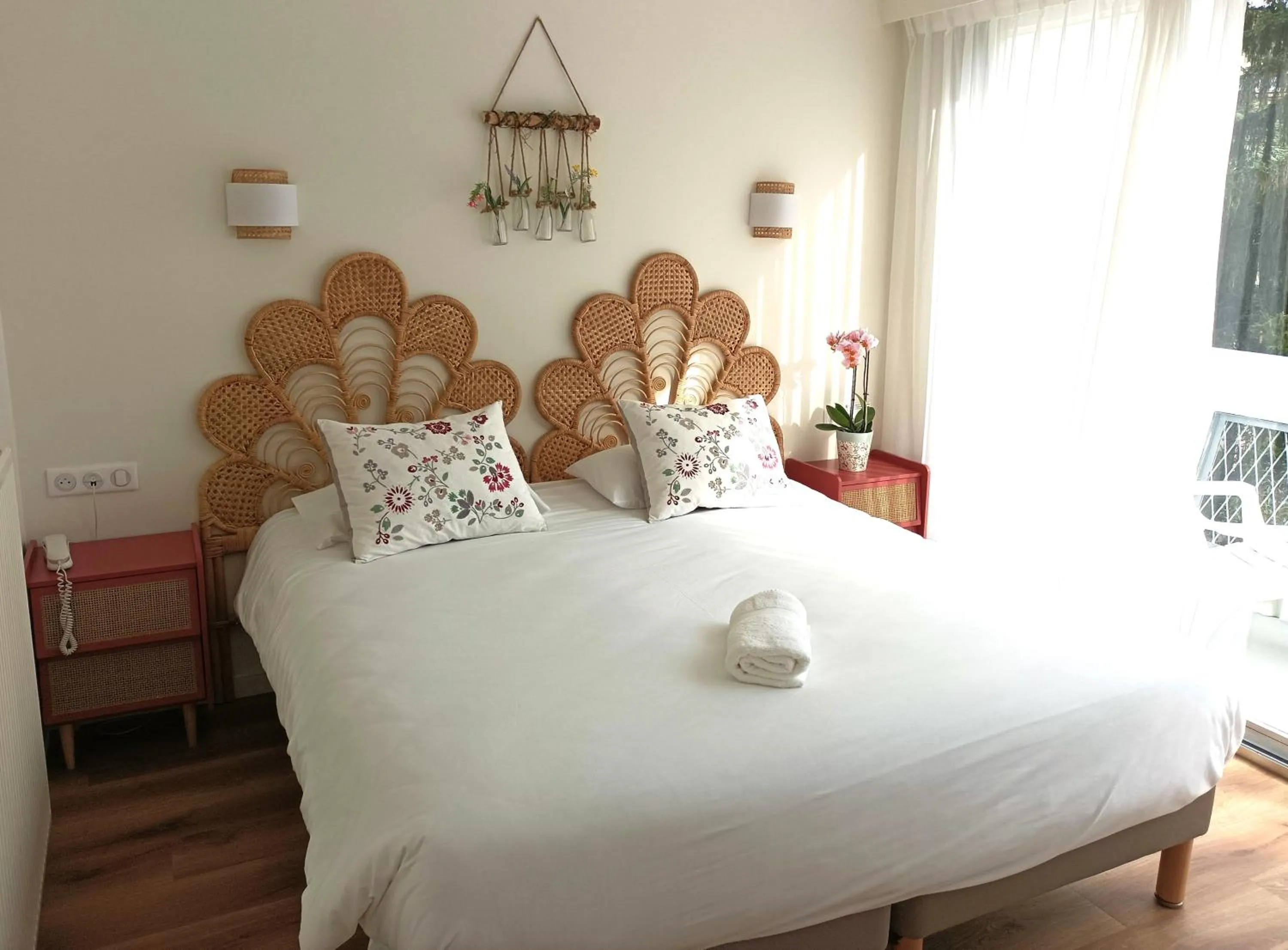 Bedroom, Bed in Hotel ASTORIA- Saint Etienne-Centre des Congrès-