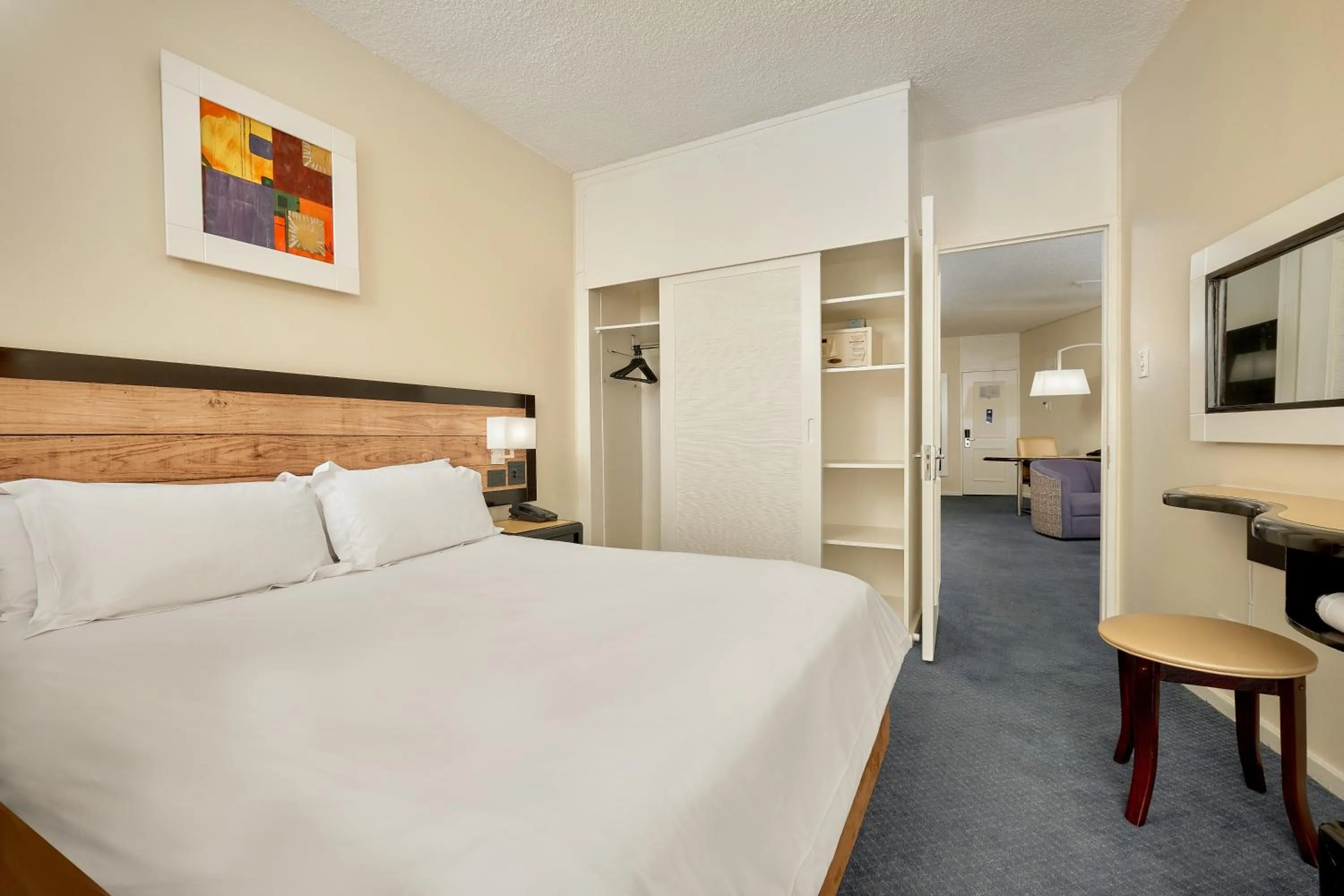 TV and multimedia, Bed in The Parktonian All Suite Hotel