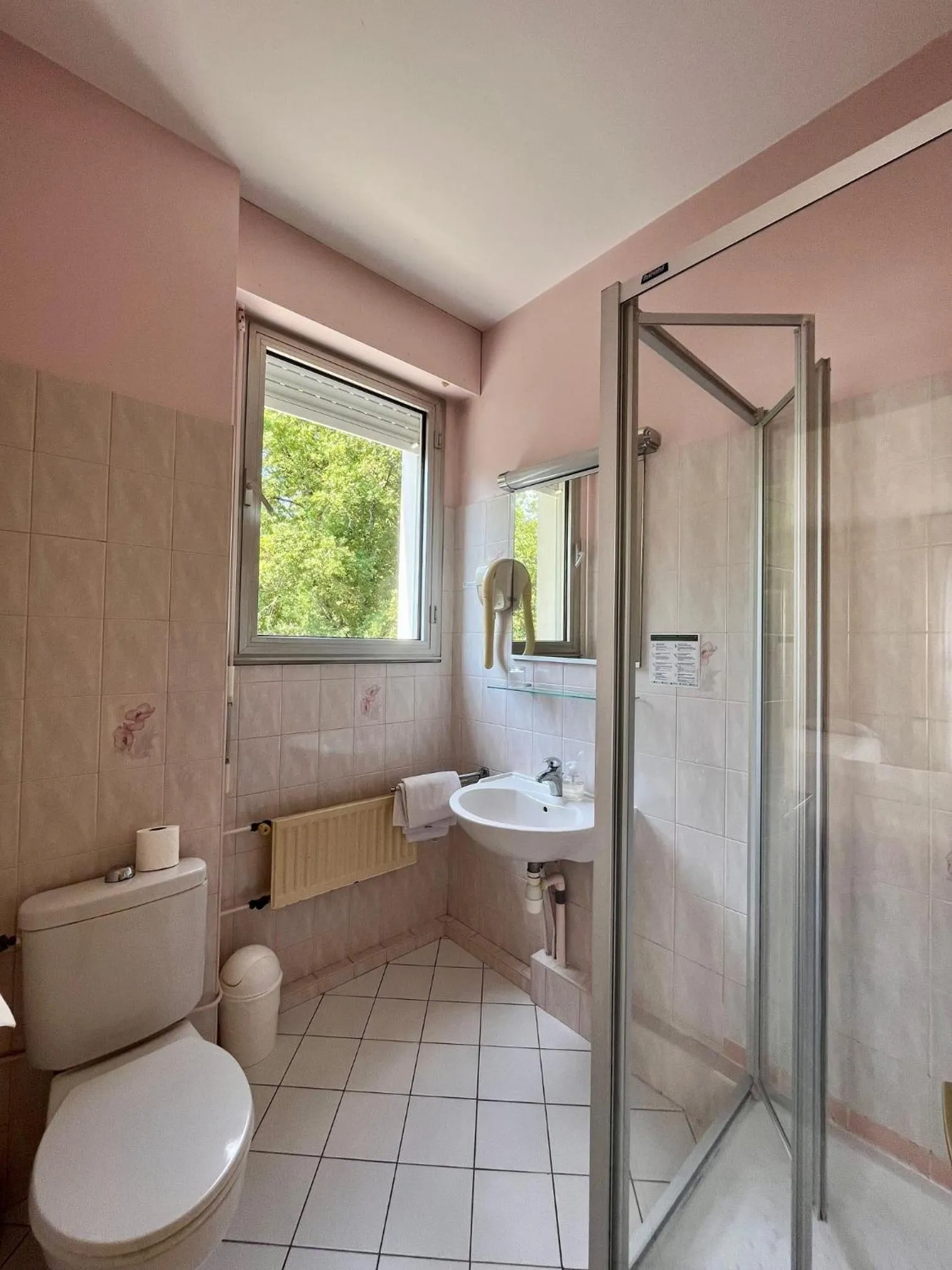 Shower in Hôtel de la Marine