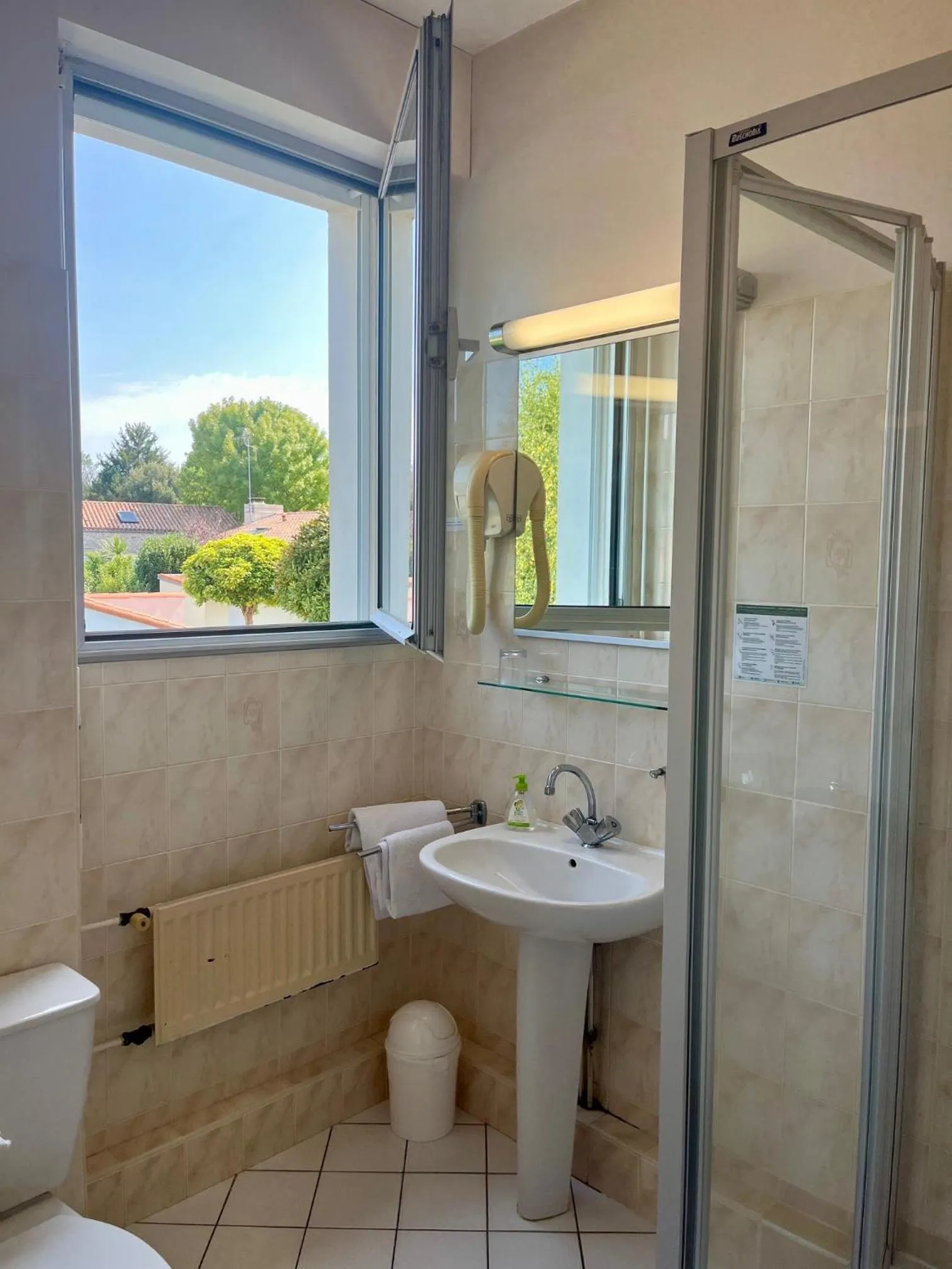 Shower in Hôtel de la Marine