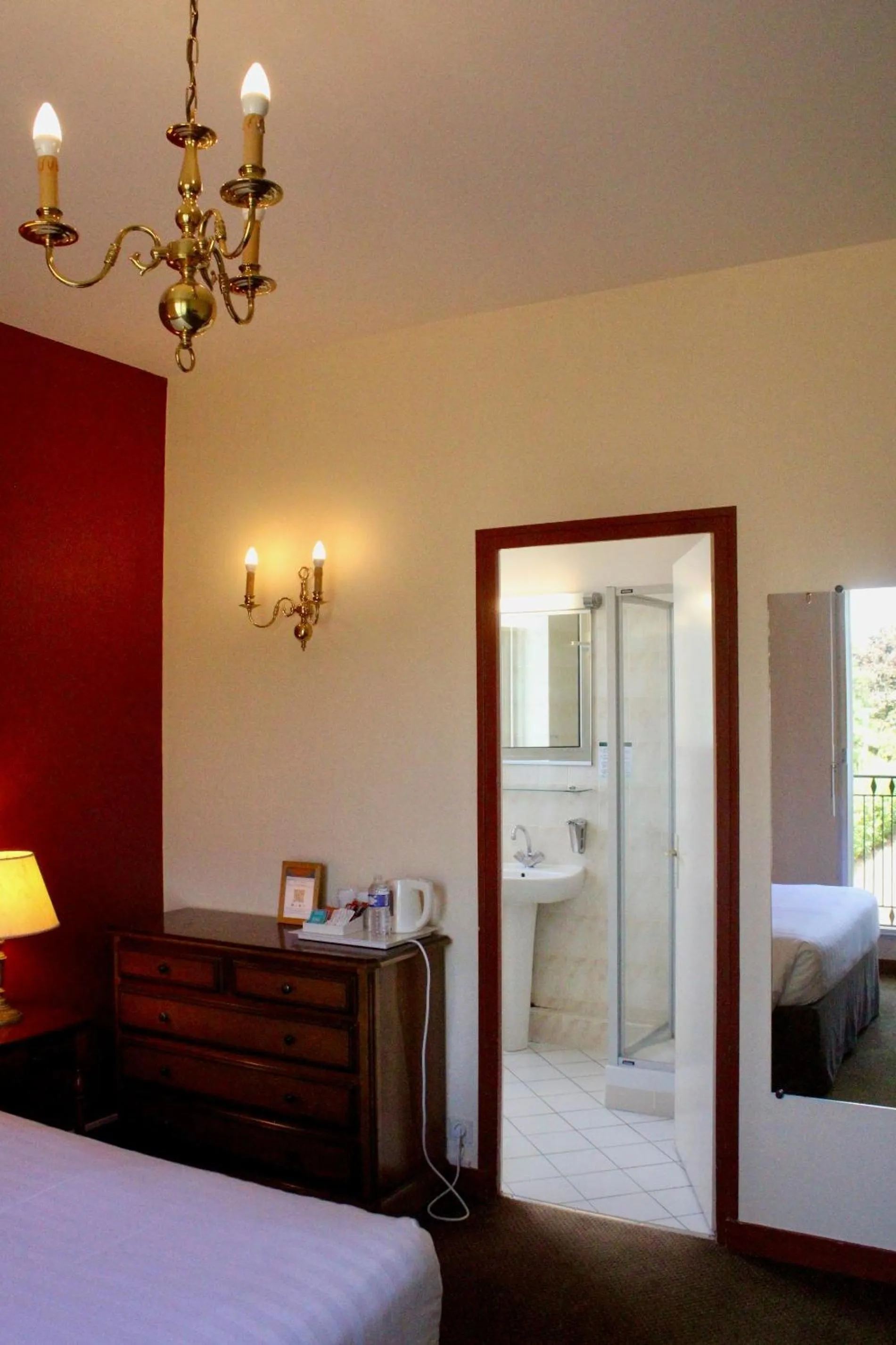 Bathroom, Bed in Hôtel de la Marine
