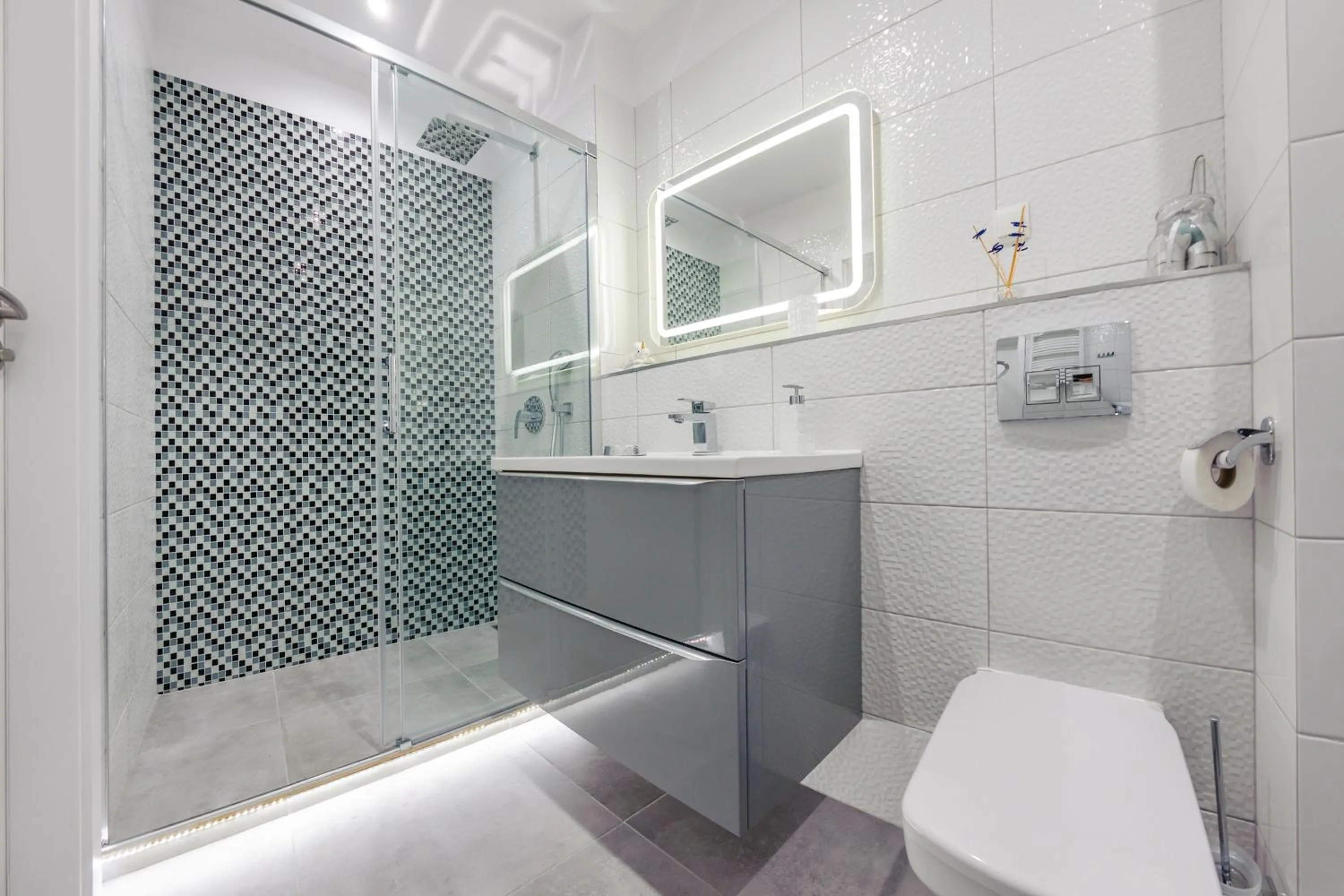 Shower in Nadmorze, Sun & Snow