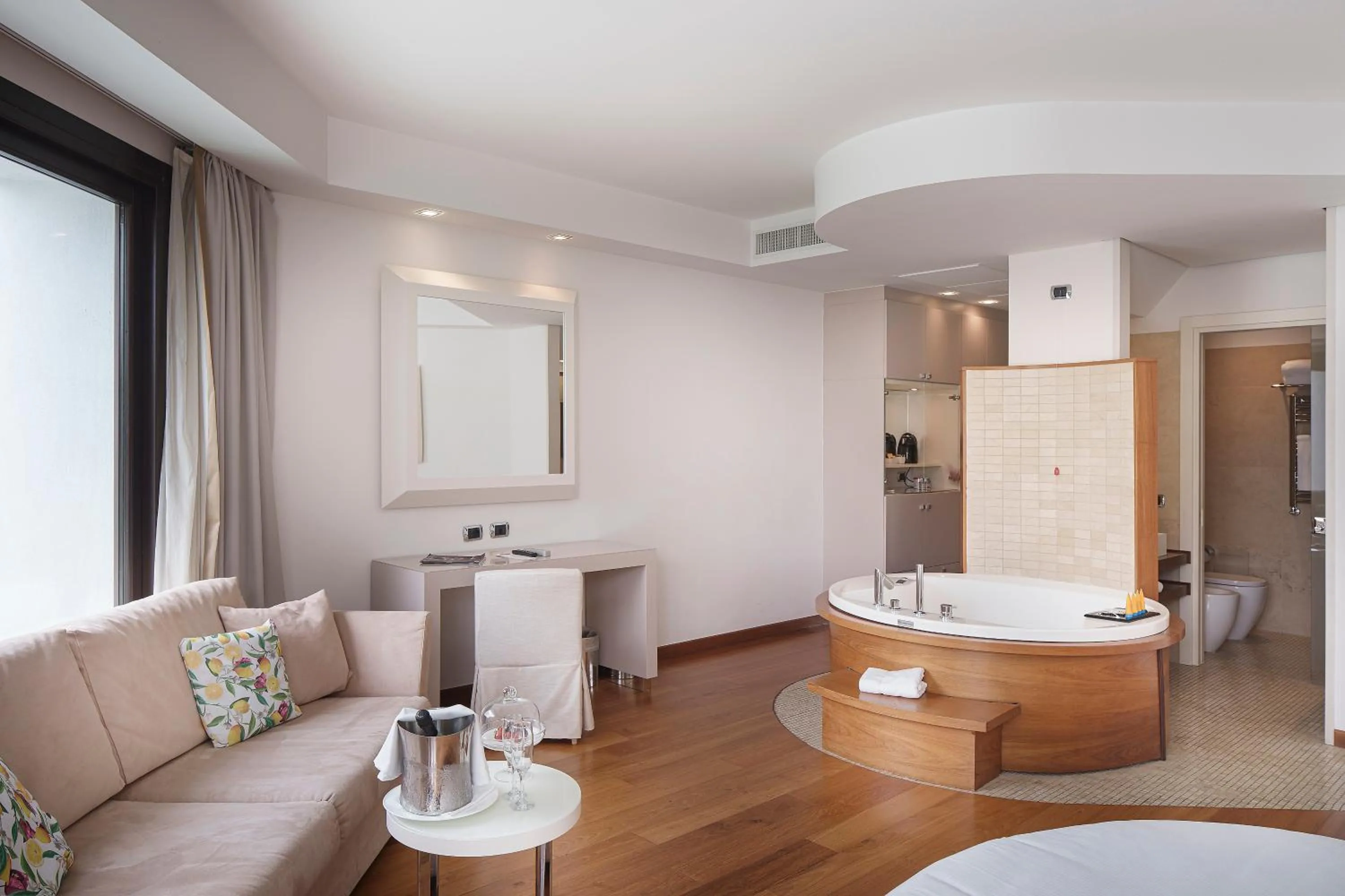 Hot Tub in Relais Paradiso