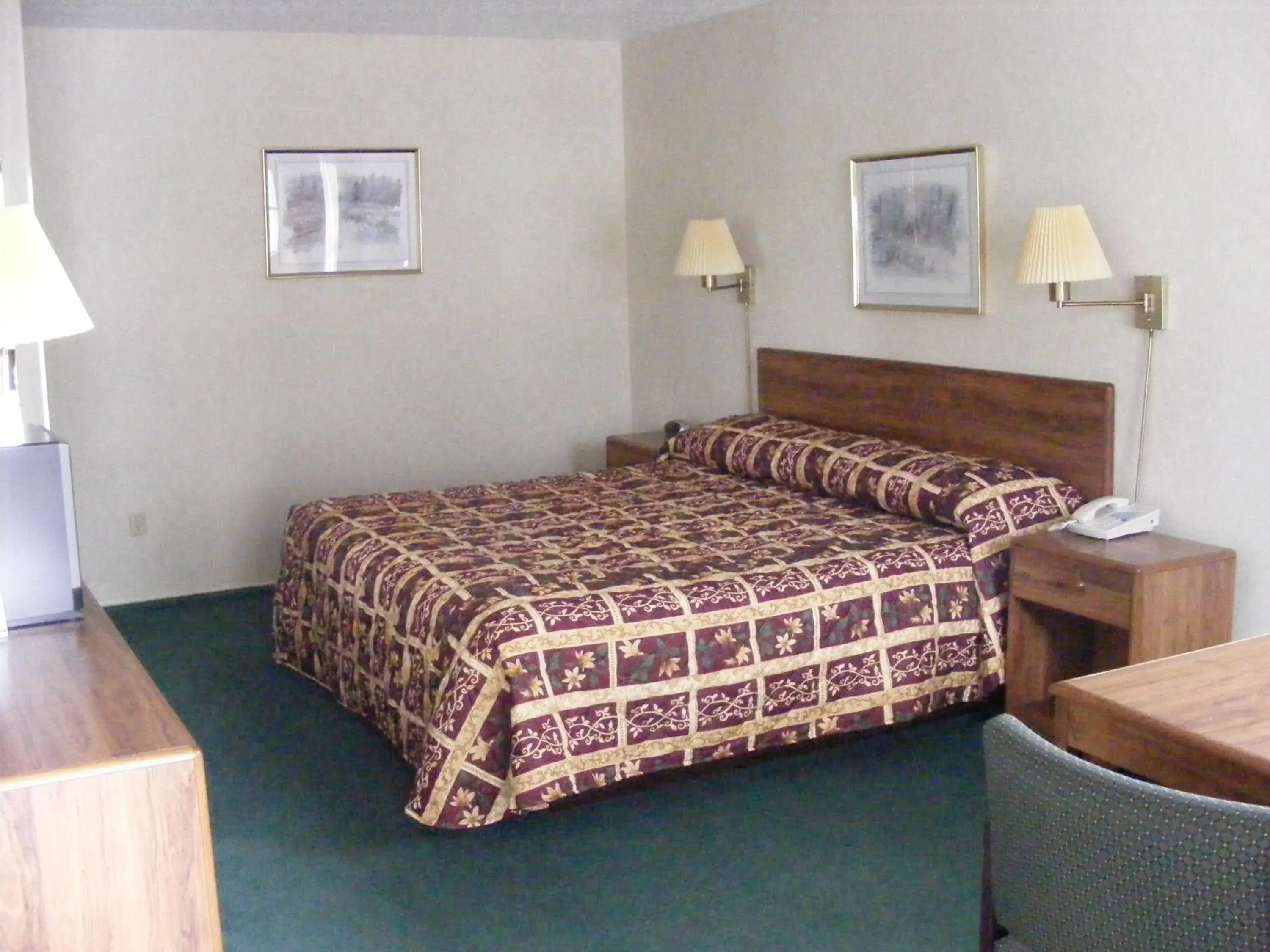 Standard Single King Room in Great Lakes Inn Mackinaw City Standard Single King Room in Great Lakes Inn Mackinaw City