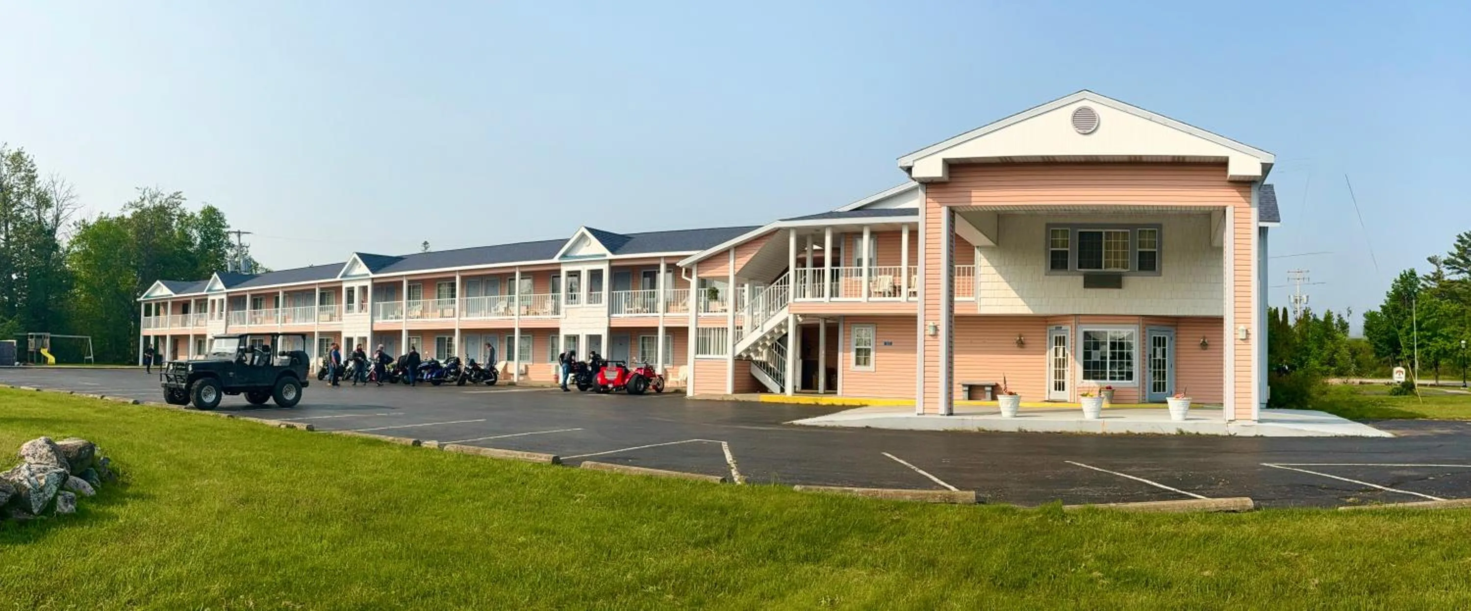 Property building in Great Lakes Inn Mackinaw City