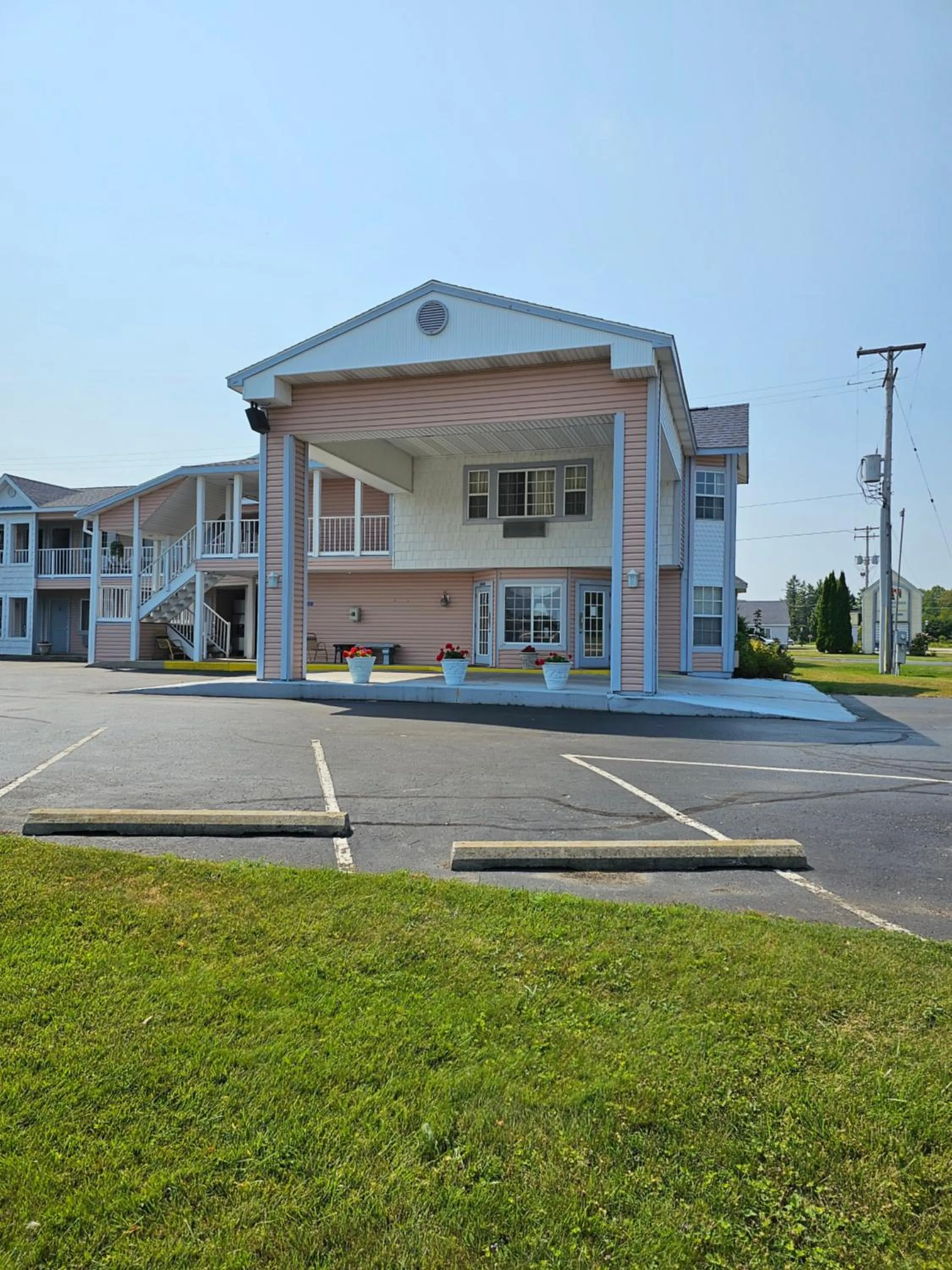 Property building in Great Lakes Inn Mackinaw City