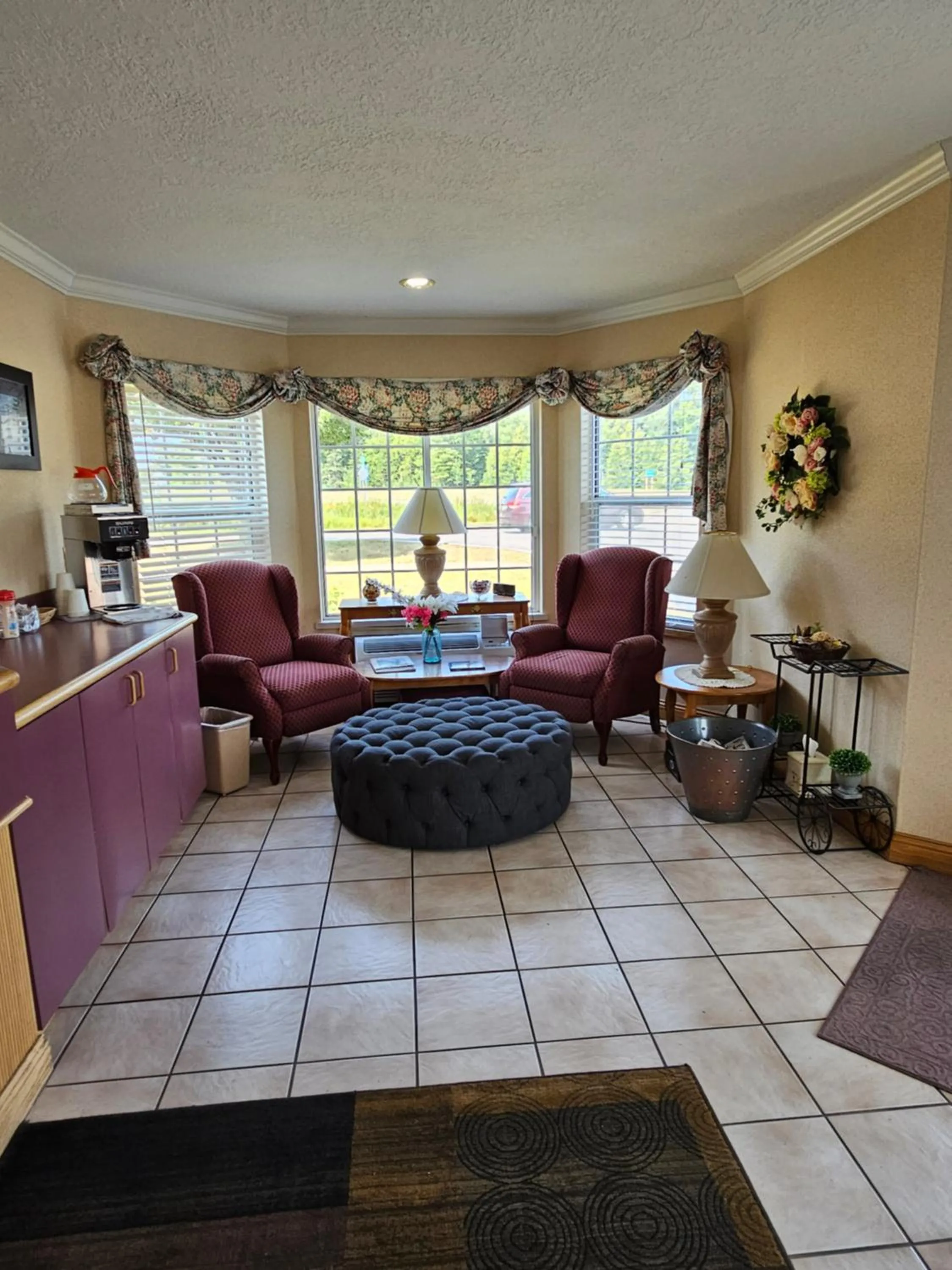 Seating area in Great Lakes Inn Mackinaw City
