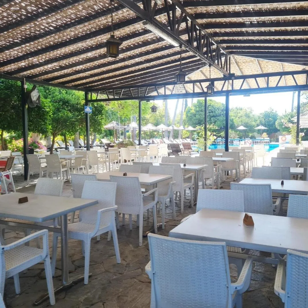 Restaurant/places to eat in Veronica Hotel