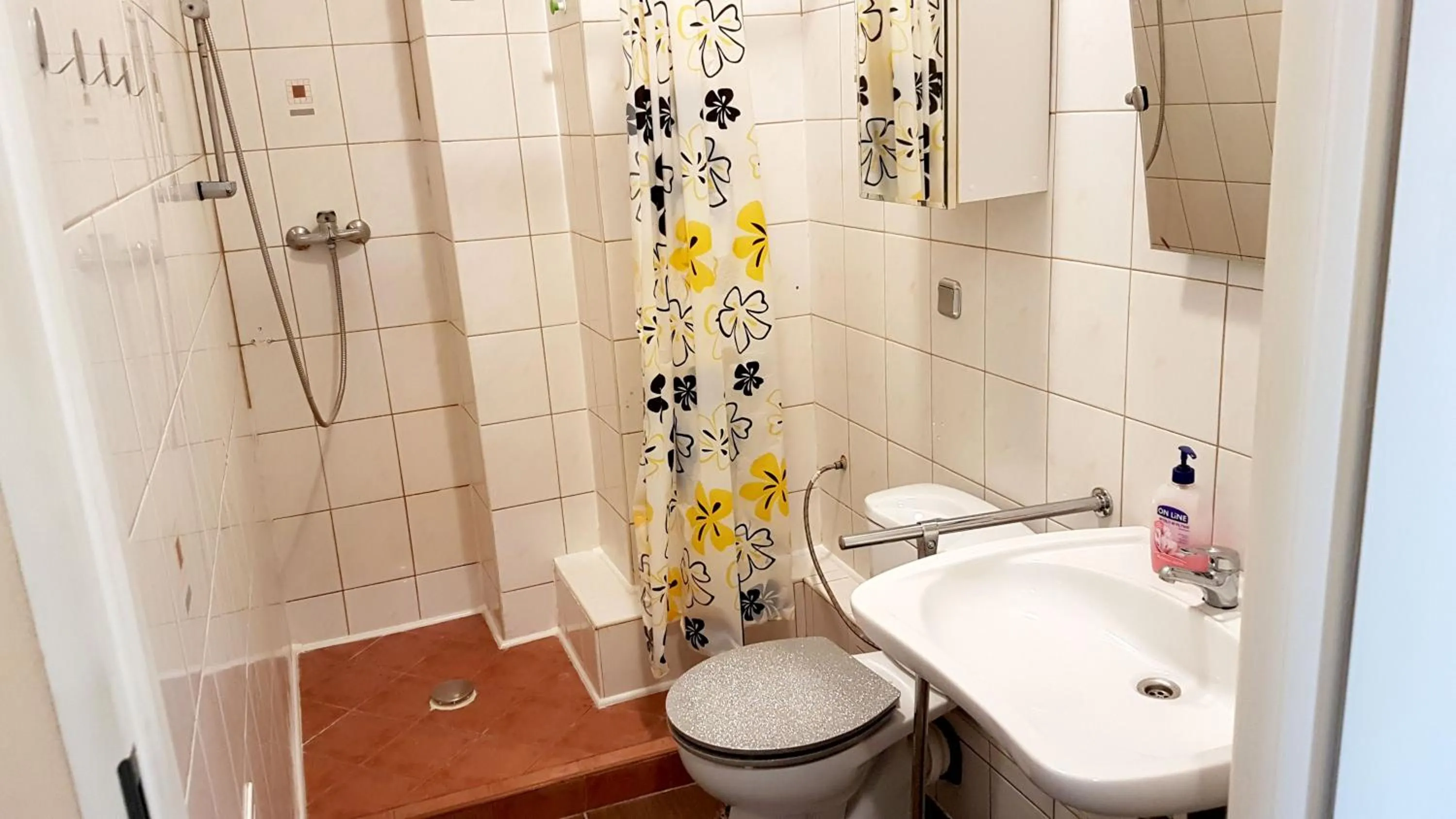 Bathroom in Walk distance to mokotow business park